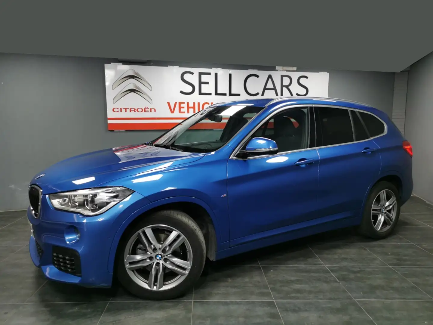 BMW X1 sDrive 18iA Bleu - 2