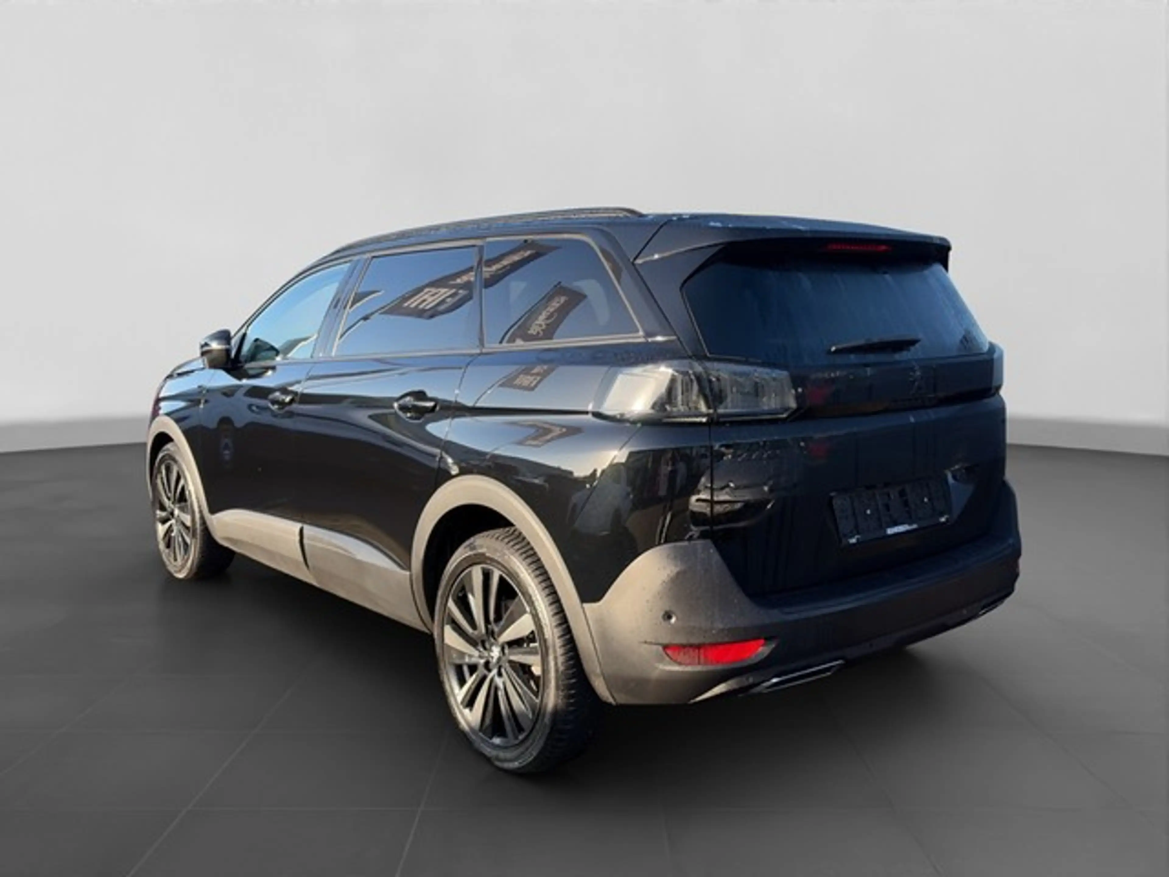 Peugeot 5008 Hybrid 136 GT, Pano, Black Paket — photo 3