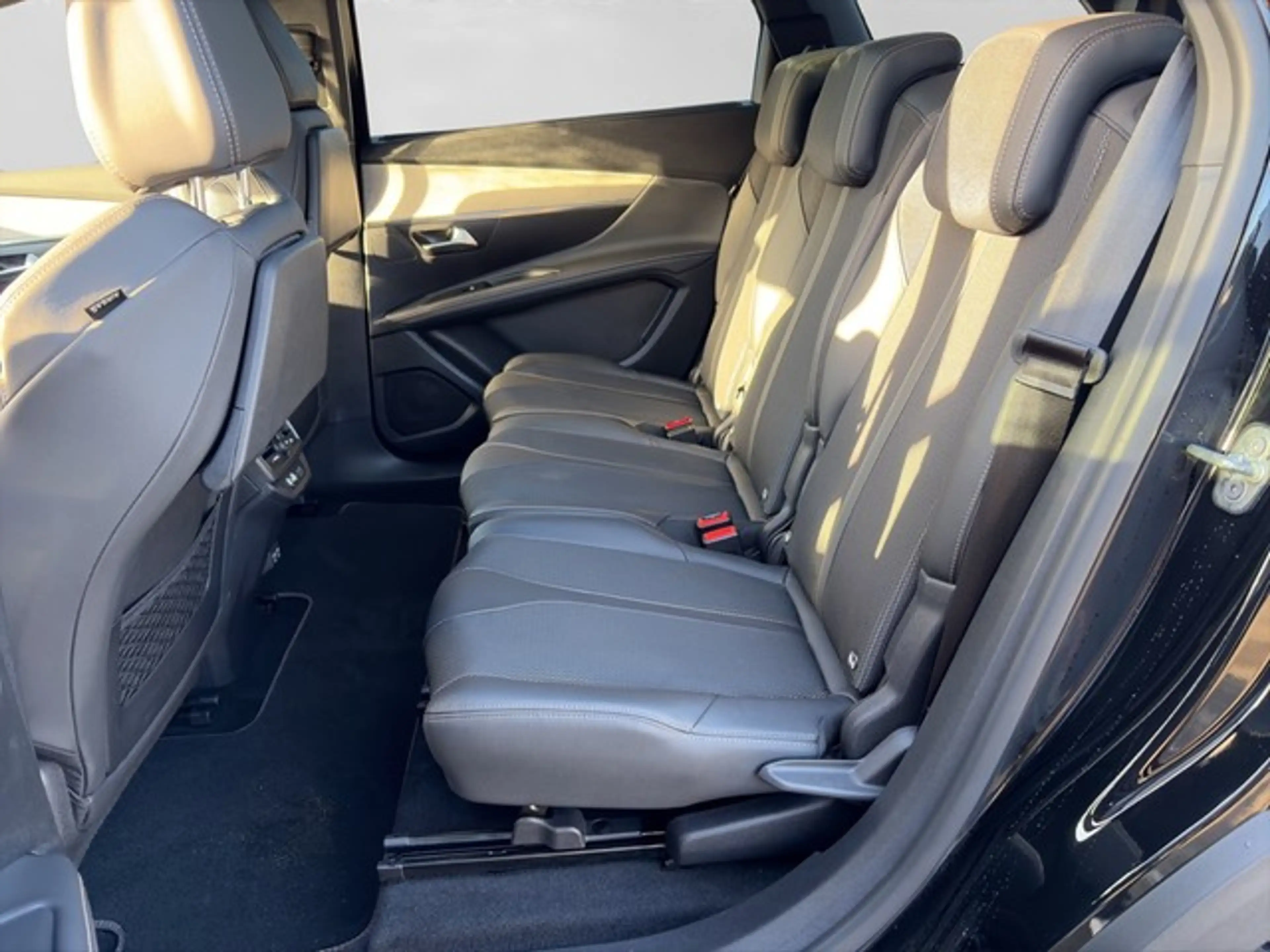 Peugeot 5008 Hybrid 136 GT, Pano, Black Paket — photo 13