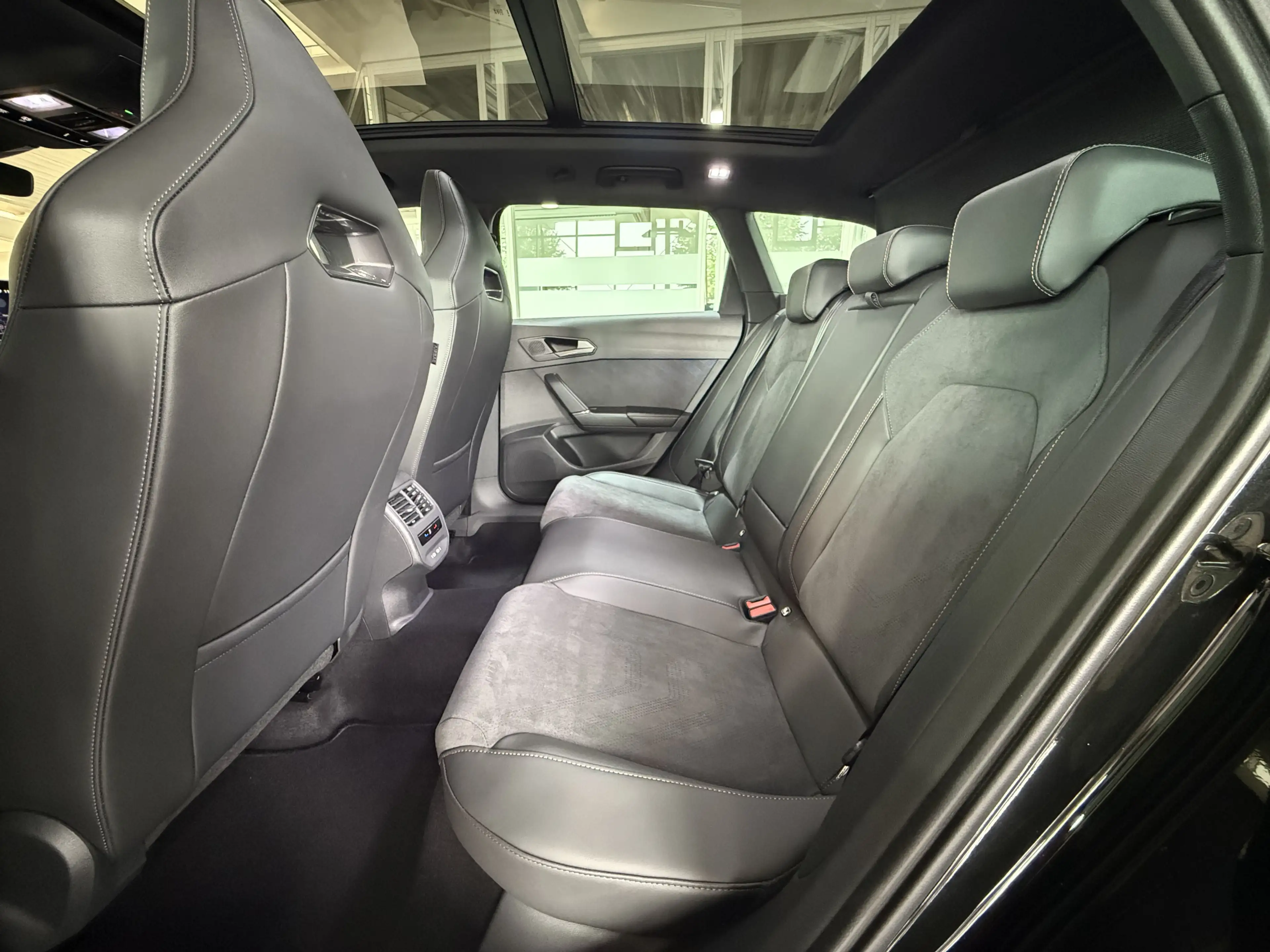 CUPRA Leon ST 1.5 eTSI DSG Matrix AHK Pano Dynamic GJR — photo 17
