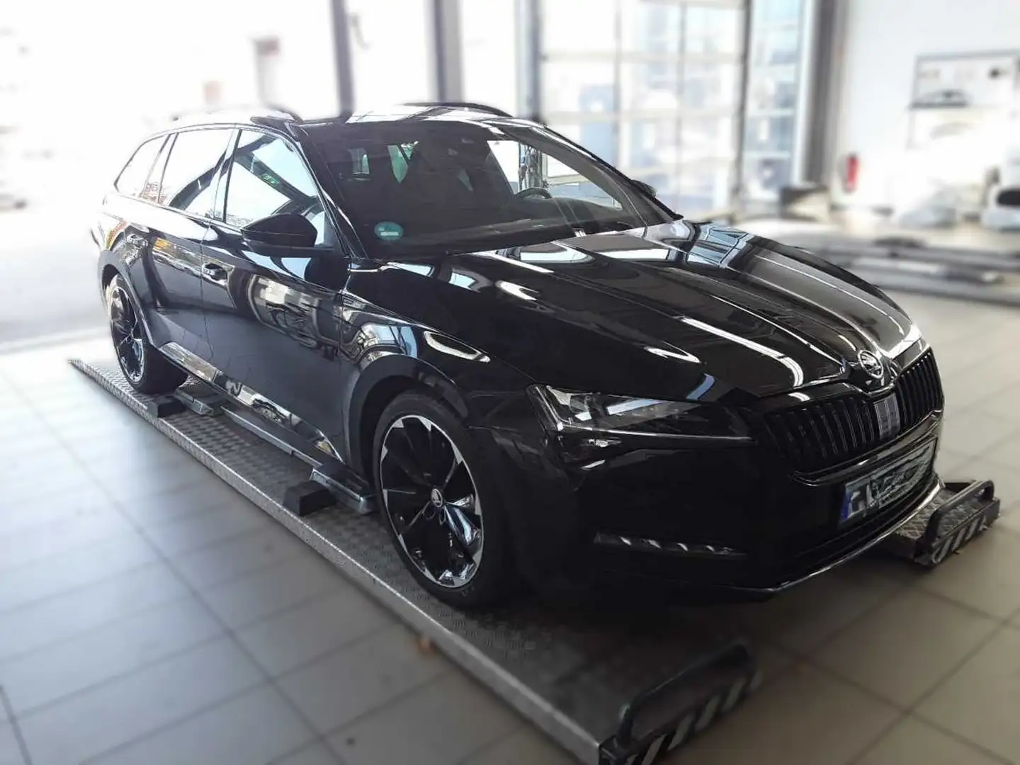 Skoda Superb Combi AHK Matrix DCC Sportline 4x4 Schwarz - 2