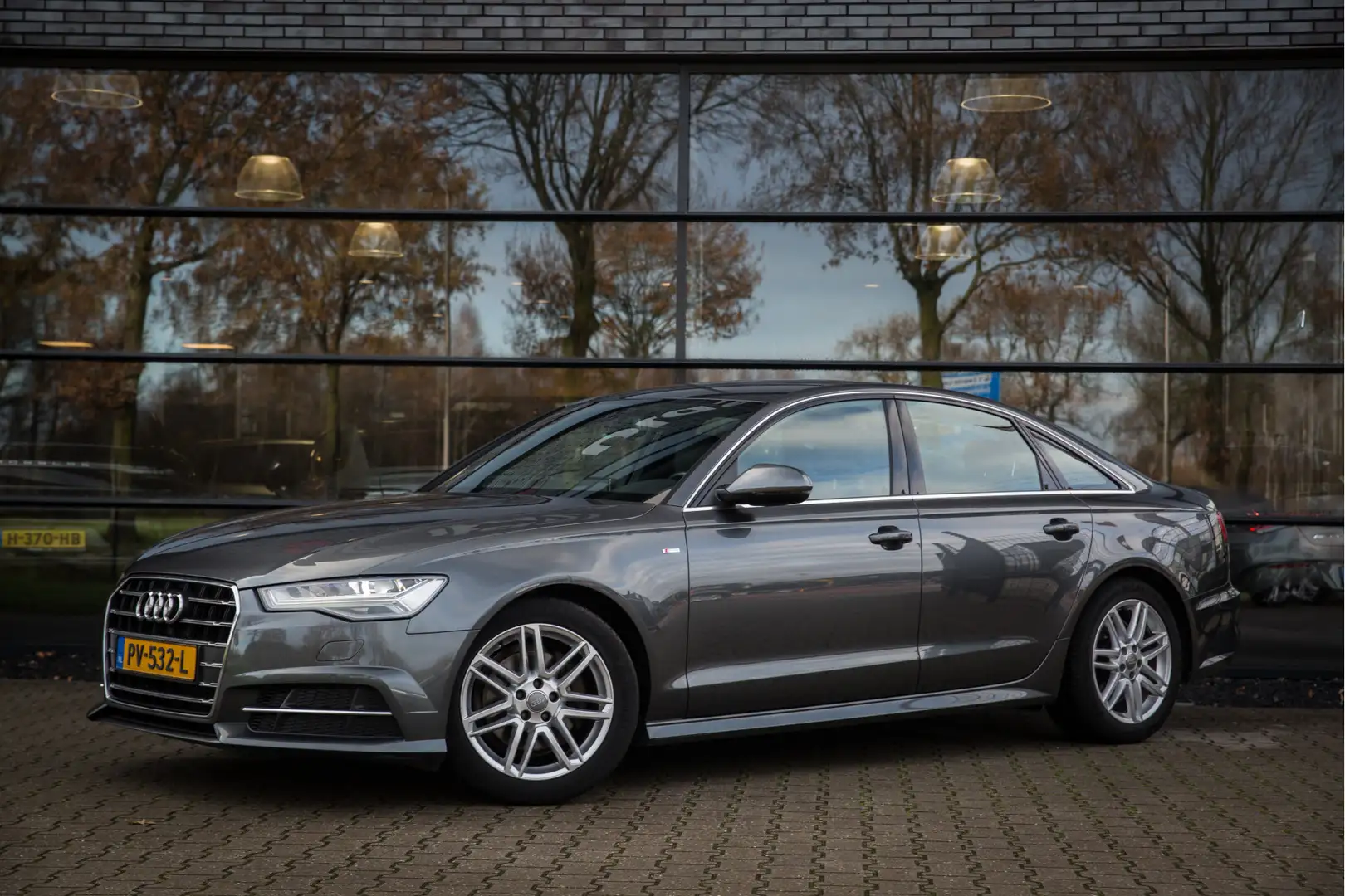 Audi A6 Limousine 1.8 TFSI ultra S line Edition Grijs - 2
