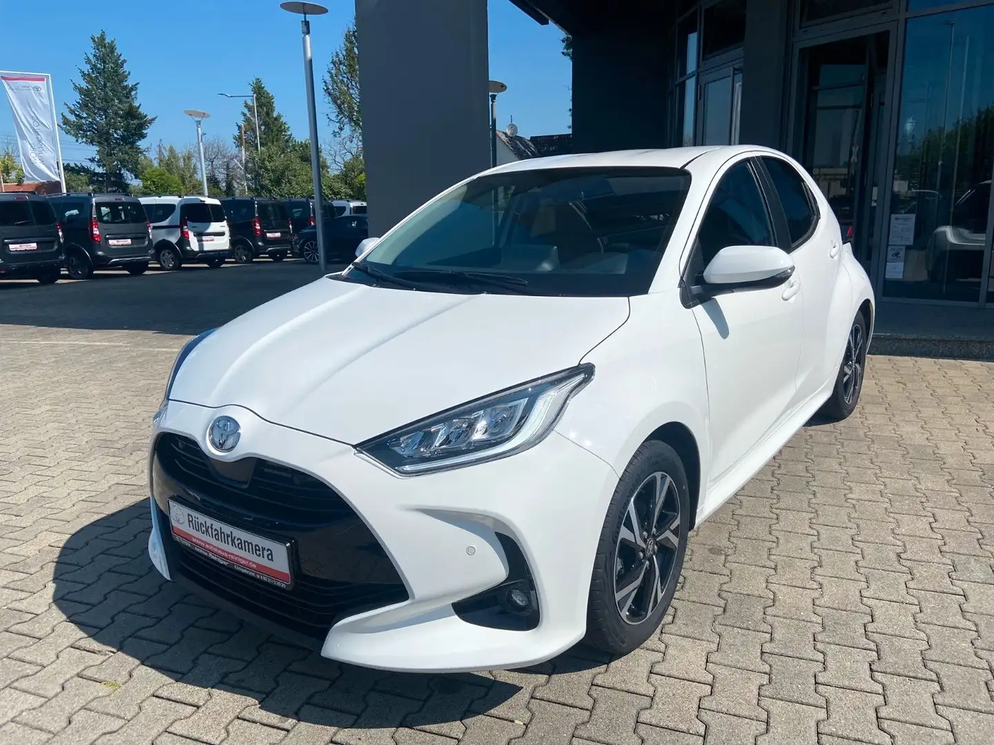 Toyota Yaris 1.5l VVT-i Style*PDC,SHZ,Kamera,Tempomat Weiß - 1