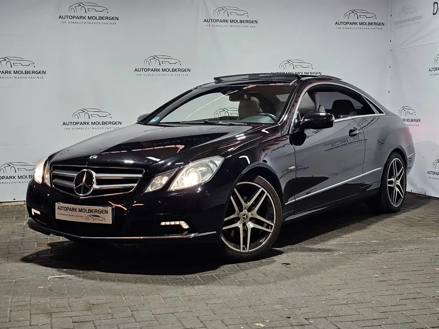Mercedes-Benz E 250 E 250 CDI BlueEfficiency Coupe Panorama Automatik Schwarz - 1