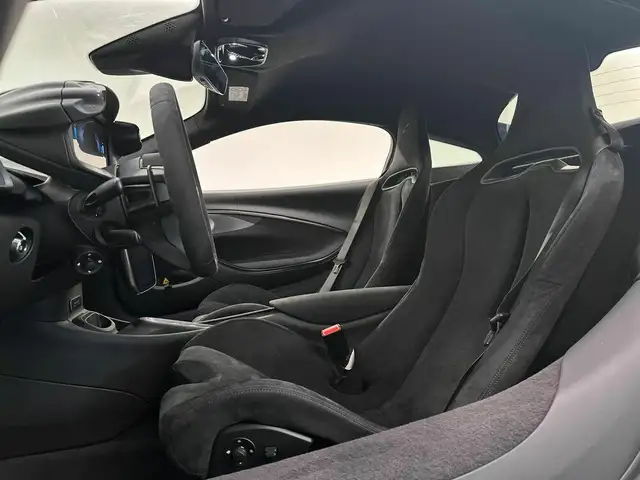 Mclaren Artura view 9