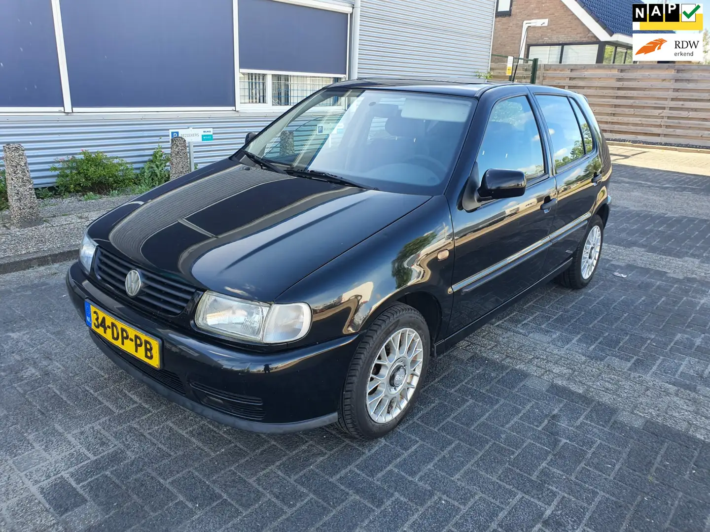 Volkswagen Polo 1.6 5-deurs Airco Bj.:1999 NAP! Zwart - 1