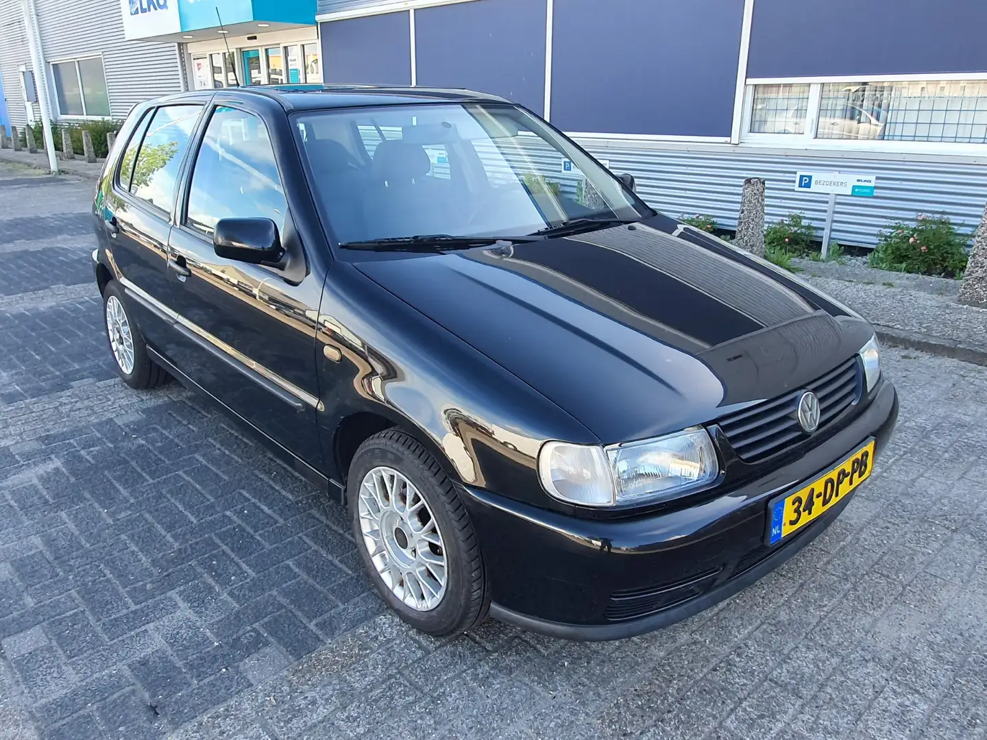 Volkswagen Polo 1.6 5-deurs Airco Bj.:1999 NAP! Zwart - 2