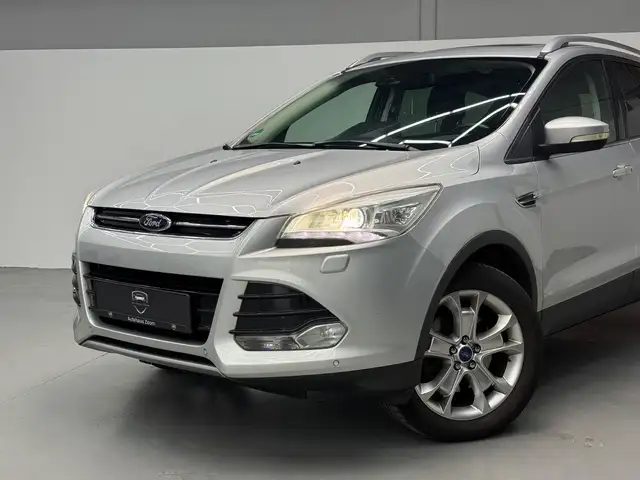 Ford Kuga view 3