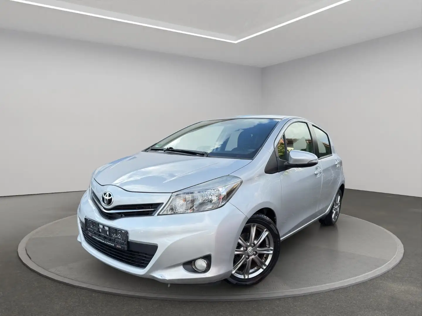 Toyota Yaris 1.3 VVT-i**KLIMA*NAVI*104TKM*RFK*TÜV 05-26 Zilver - 1