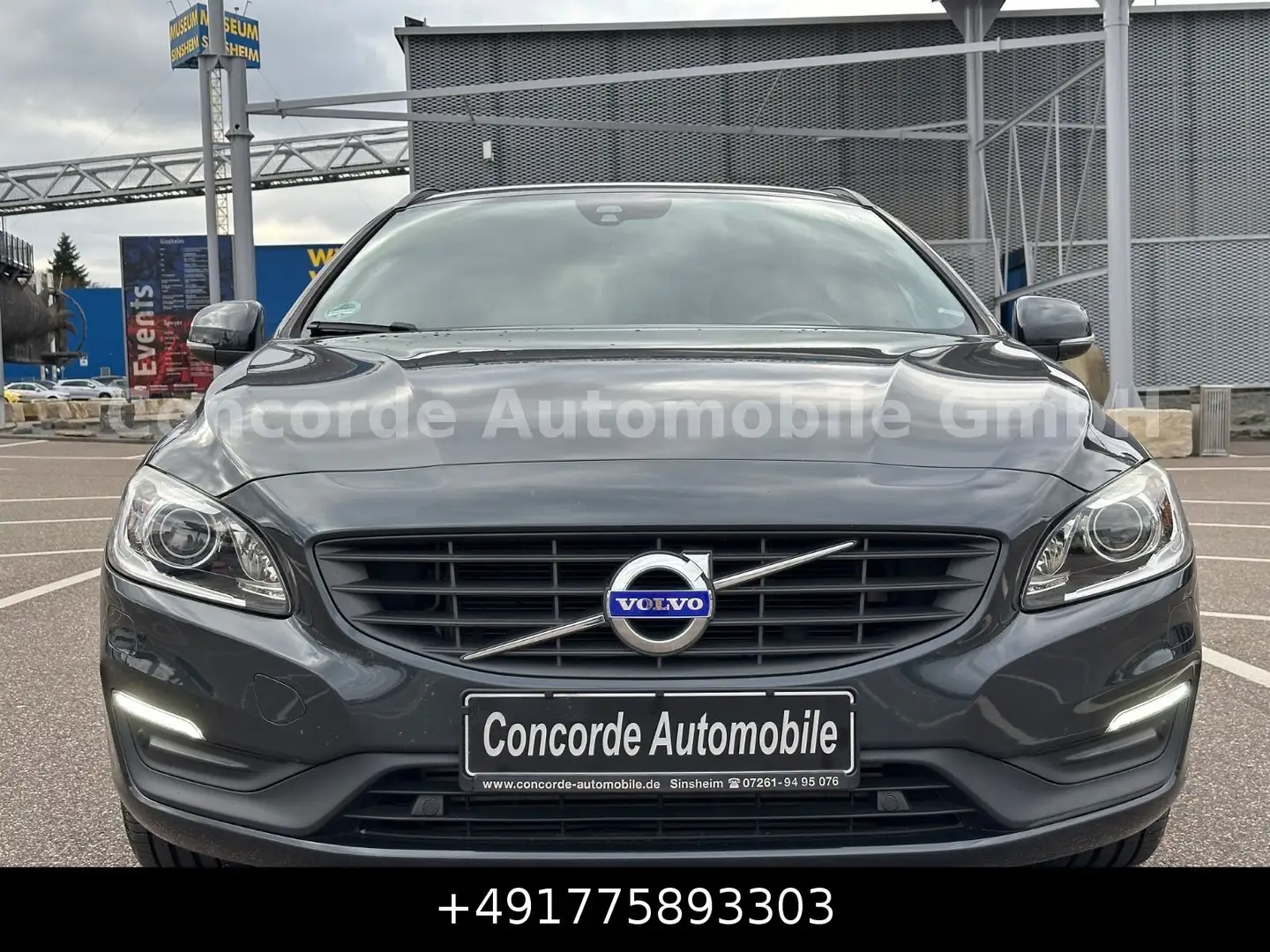 Volvo V60 Kombi Linje  BI-XENON RFK AUTOMATIK SHZ AHK Grijs - 2