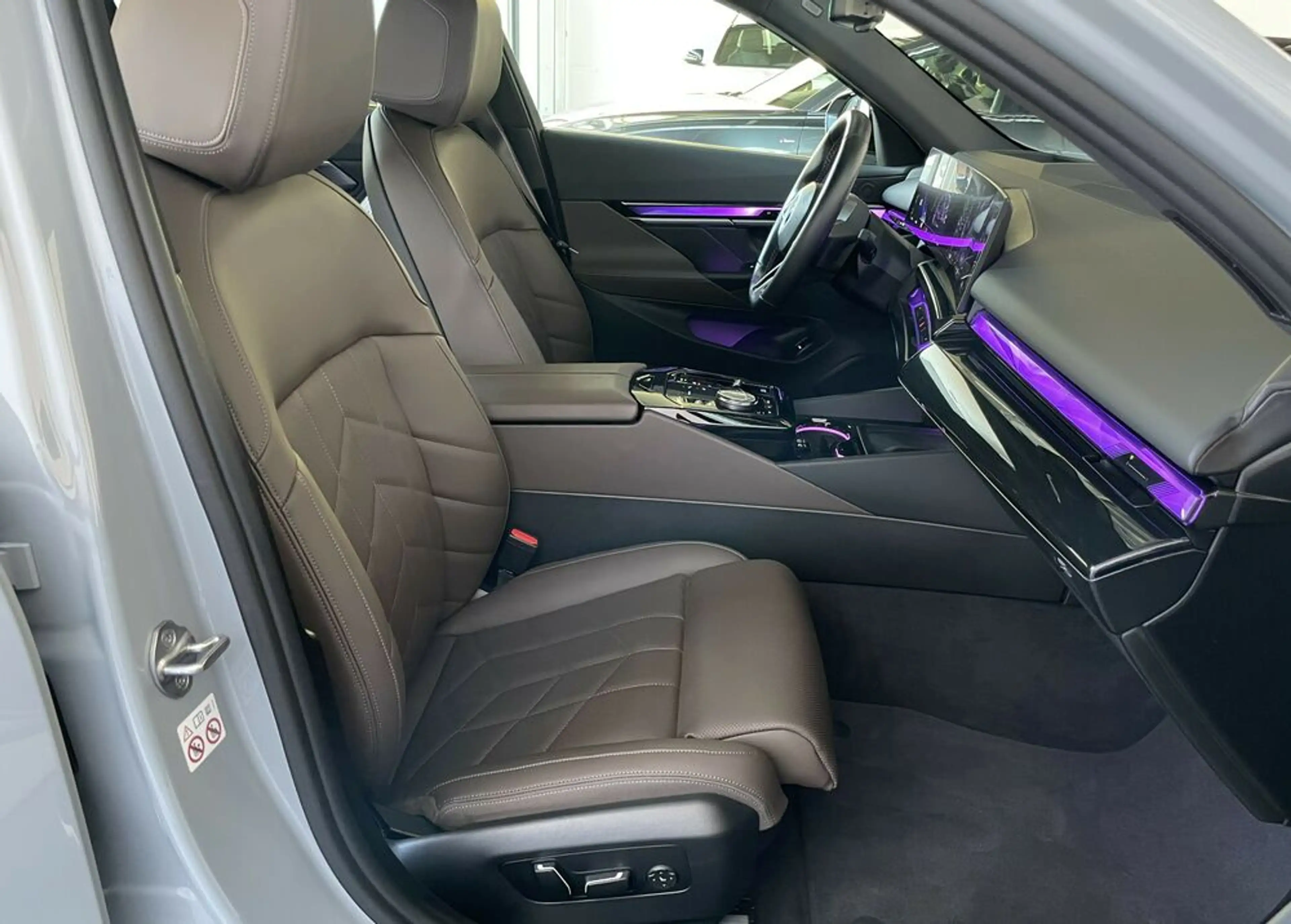 BMW i5 M60 xDrive *StHz*KeyGo*HuD*AHK*H&K*LenkradH*21'' — photo 13