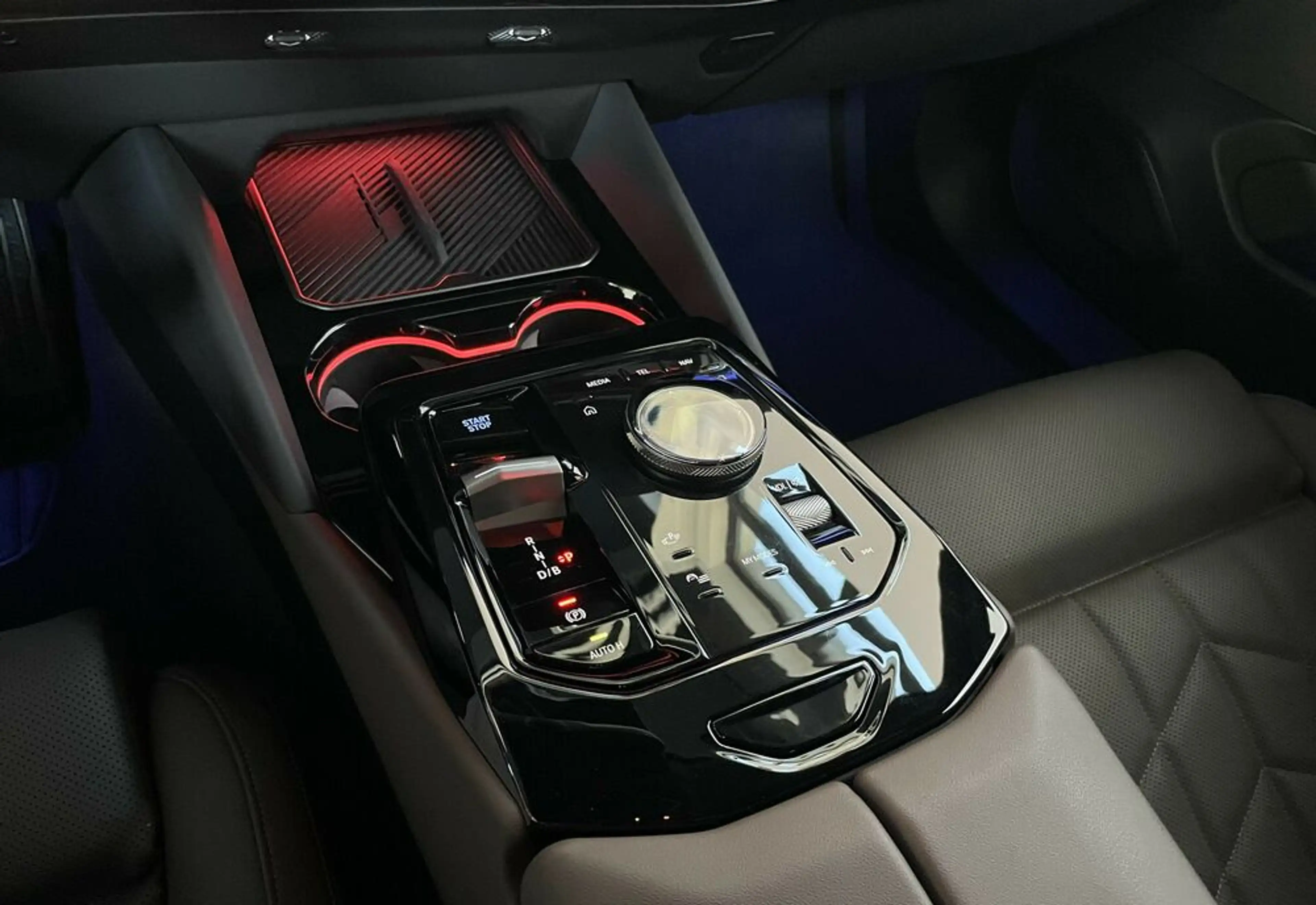 BMW i5 M60 xDrive *StHz*KeyGo*HuD*AHK*H&K*LenkradH*21'' — photo 7