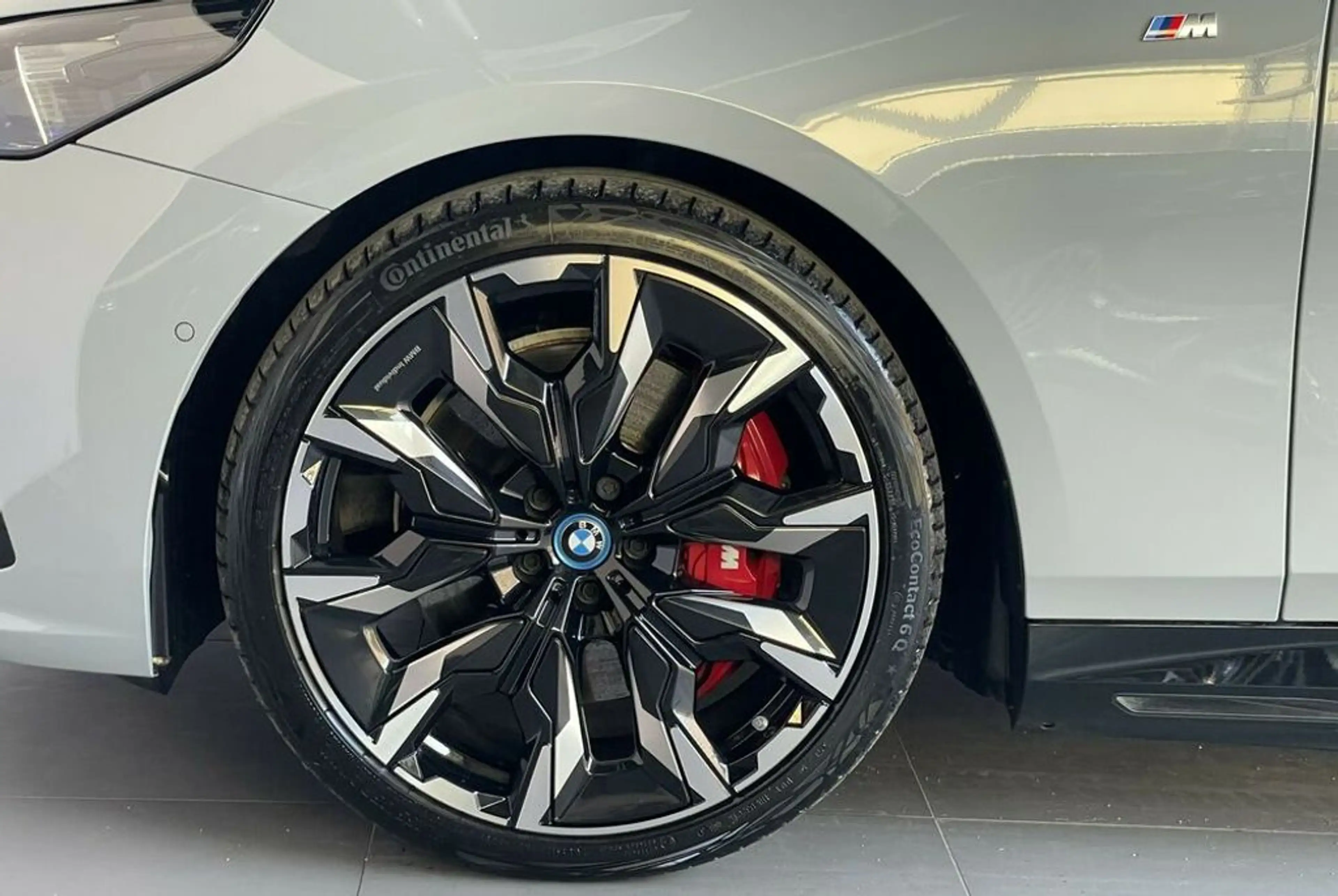 BMW i5 M60 xDrive *StHz*KeyGo*HuD*AHK*H&K*LenkradH*21'' — photo 3
