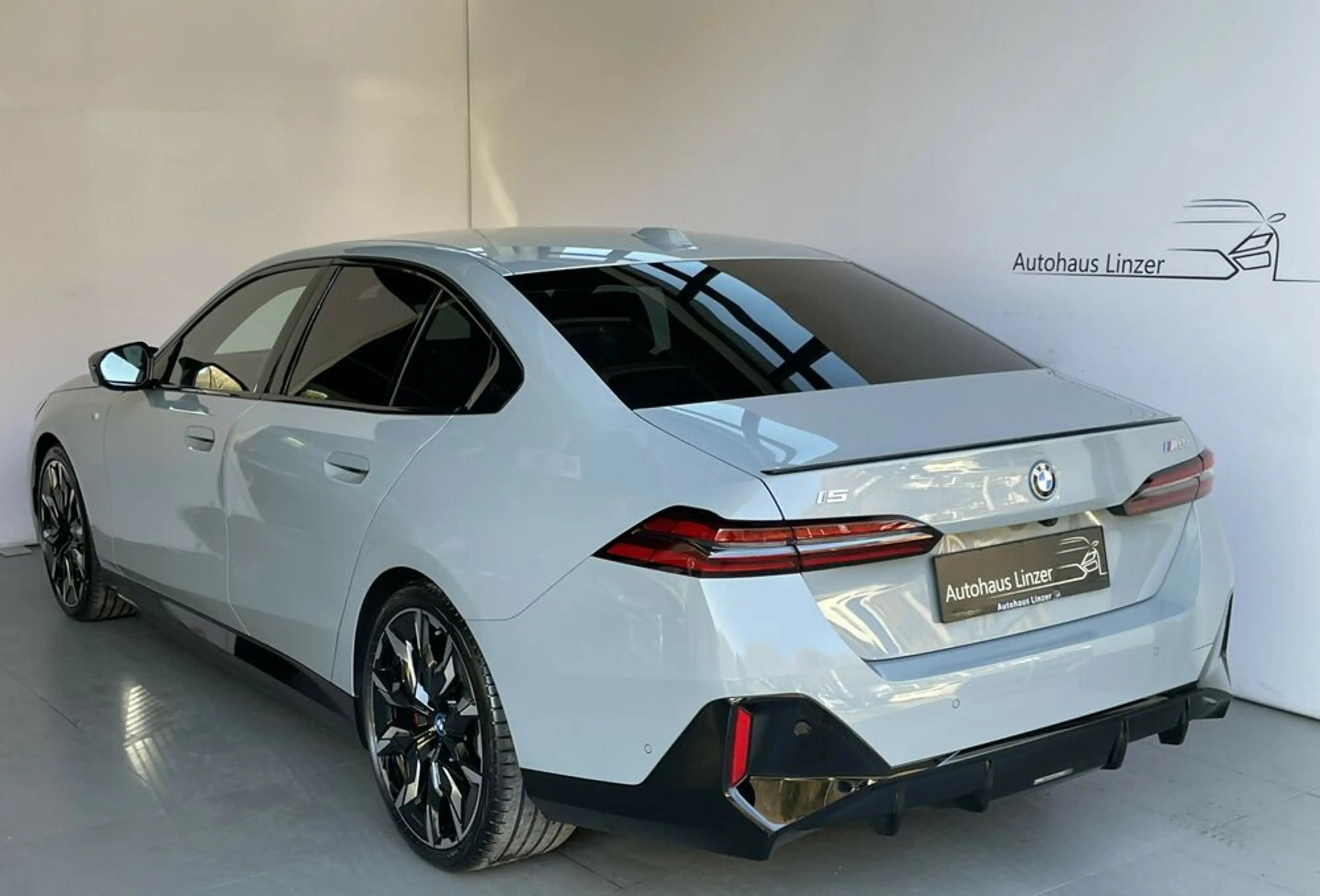BMW i5 M60 xDrive *StHz*KeyGo*HuD*AHK*H&K*LenkradH*21'' — photo 2