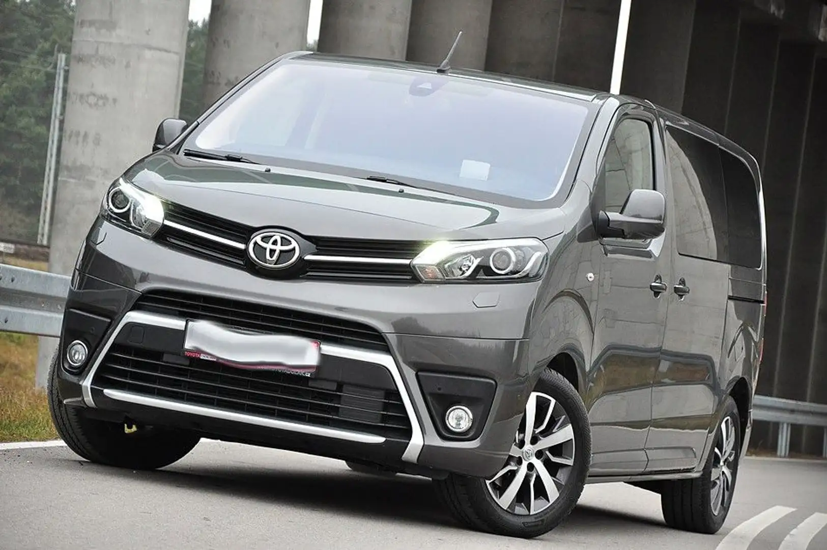 Toyota Proace Verso L2Executive STH RFK Grau - 1