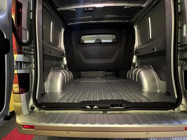 Renault Trafic view 3