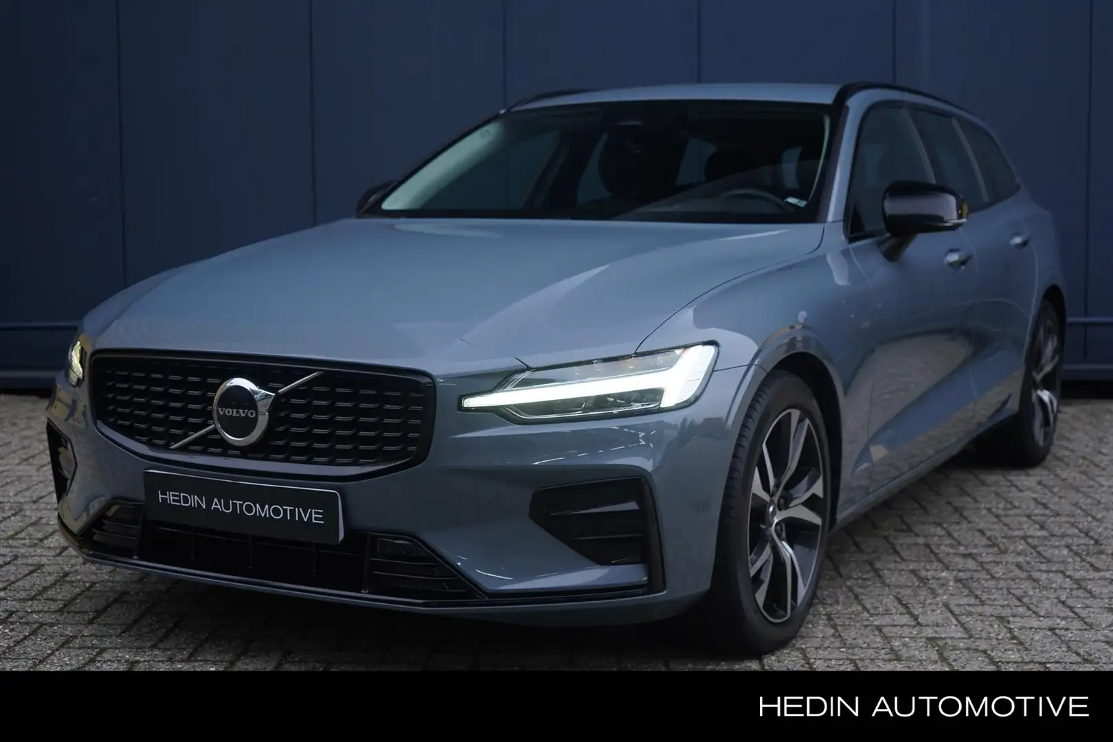 Volvo V60 2.0 B3 Plus Dark | Pilot assist | Elektrische stoe Gris - 1