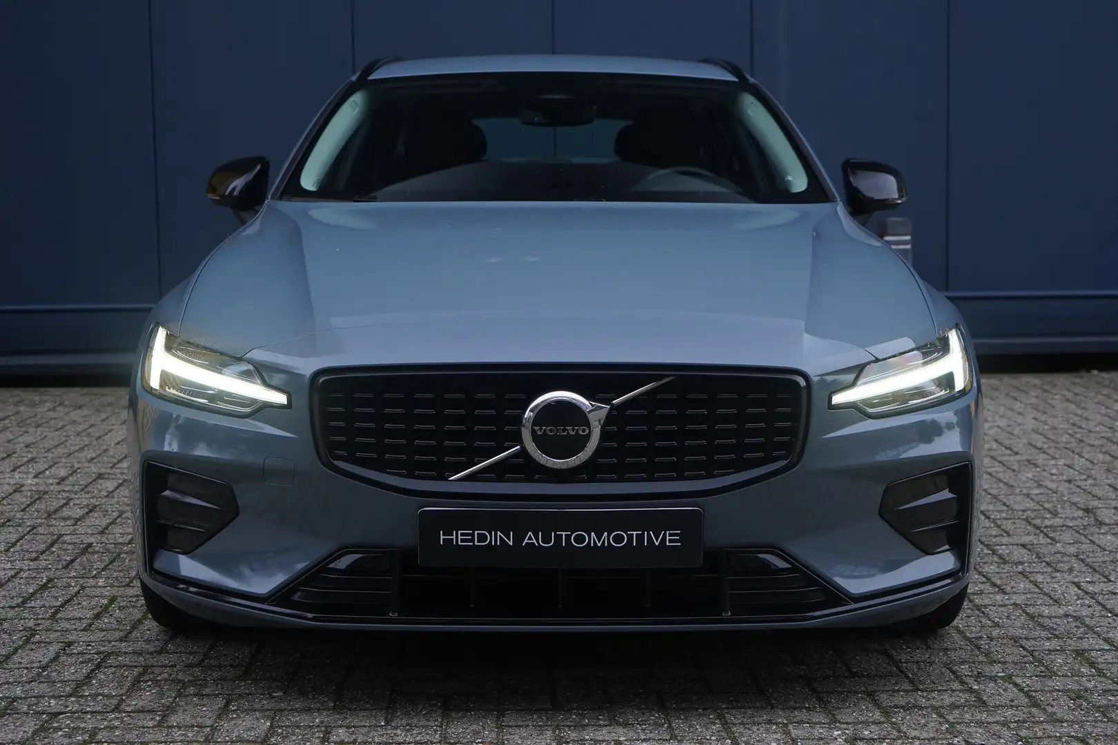 Volvo V60 2.0 B3 Plus Dark | Pilot assist | Elektrische stoe Gris - 2