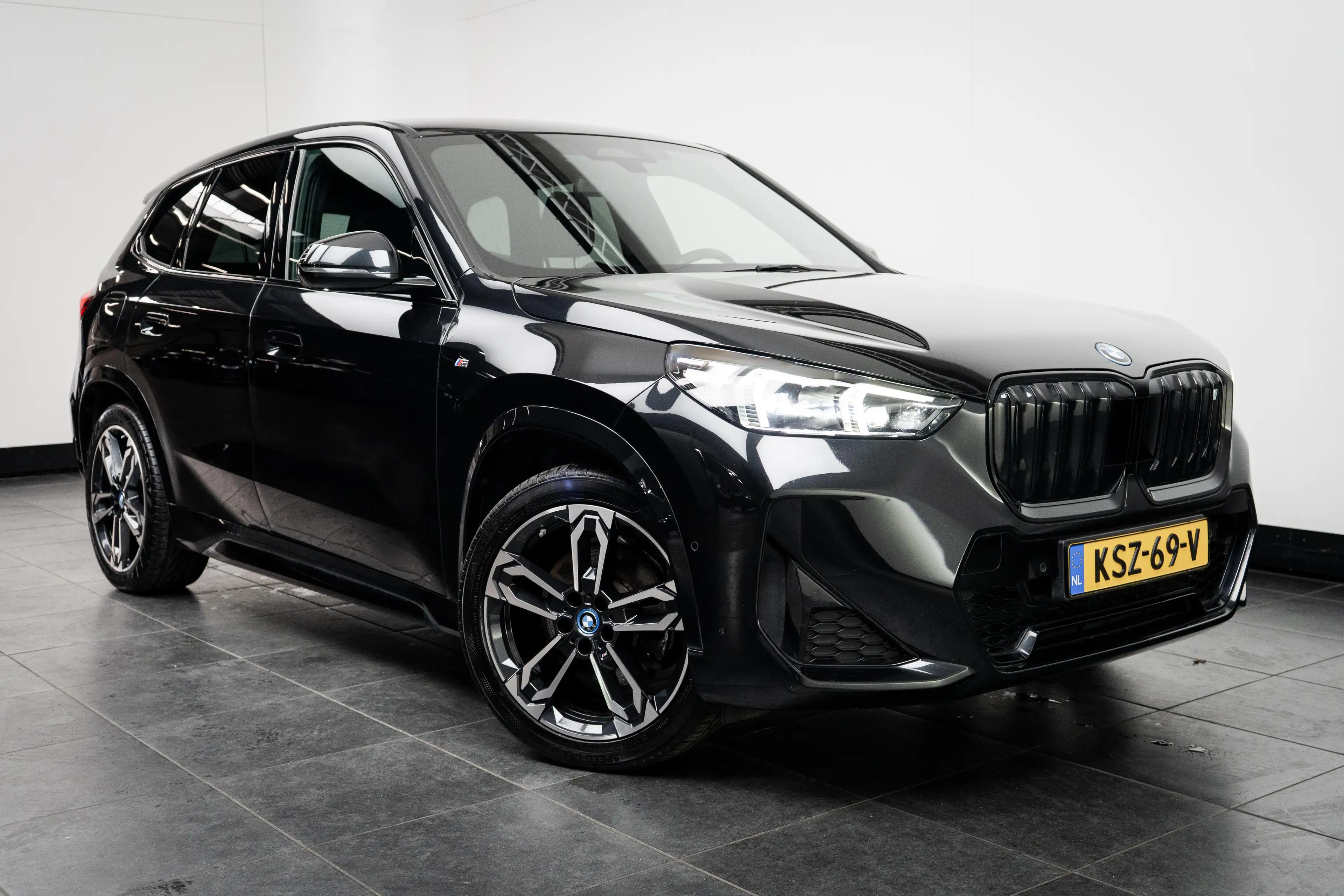 BMW iX1 xDrive30 67 kWh M Sport Edition 313PK | M- Sport | — photo 3