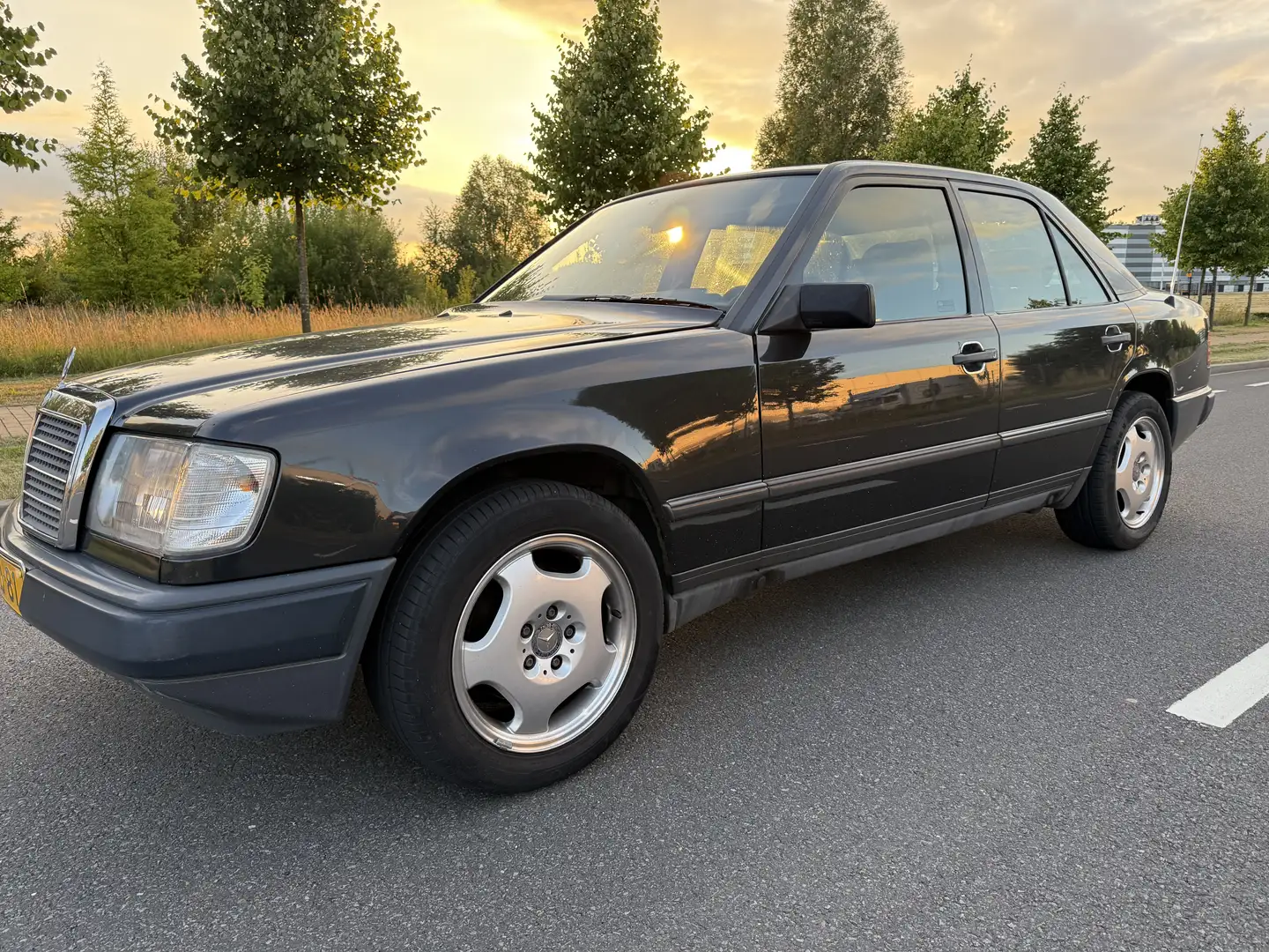 Mercedes-Benz E 260 Automaat 4Matic Negru - 1