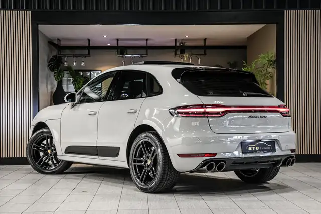 Porsche Macan view 3