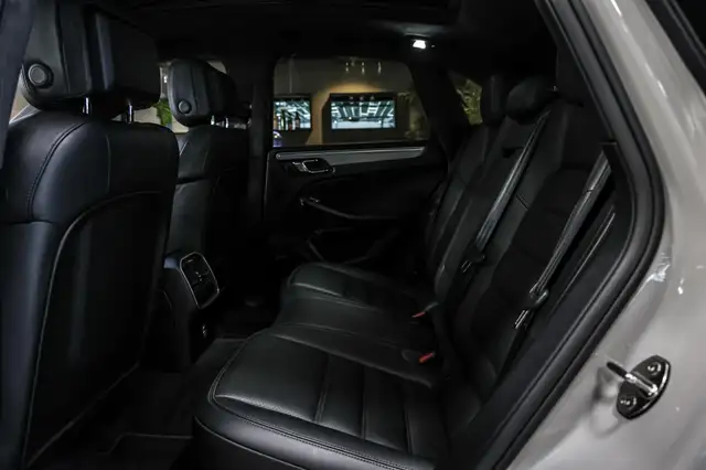 Porsche Macan view 10