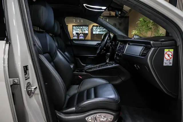 Porsche Macan view 13