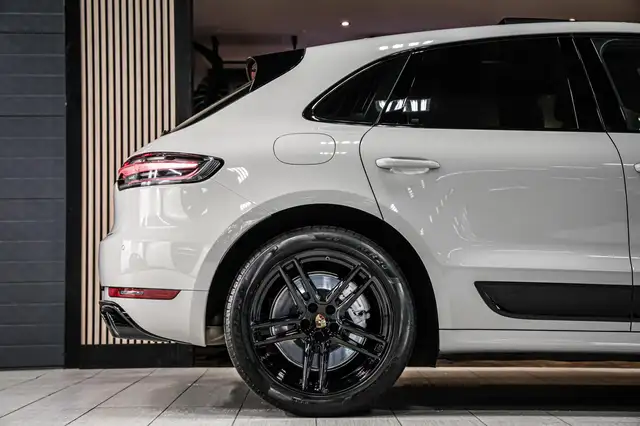 Porsche Macan view 18