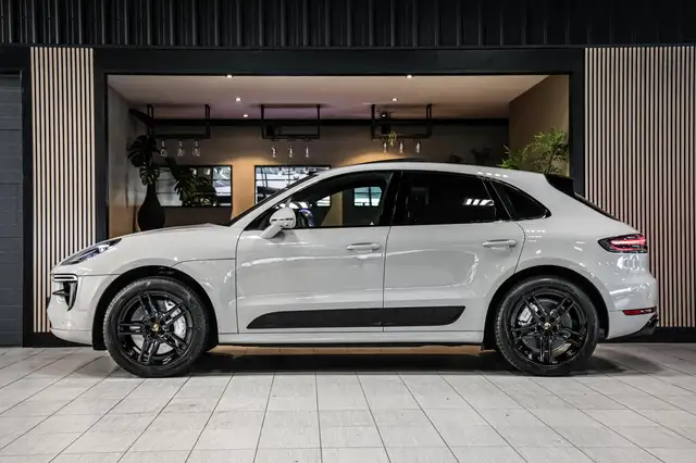 Porsche Macan view 6