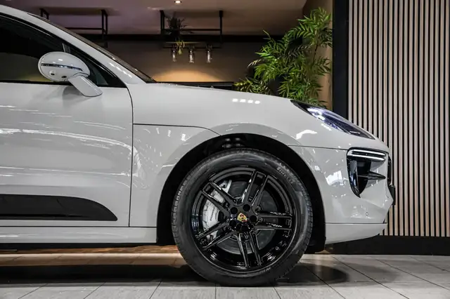 Porsche Macan view 19