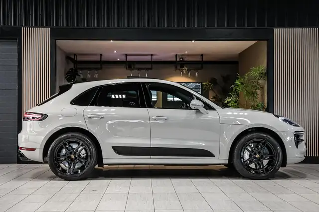 Porsche Macan view 17