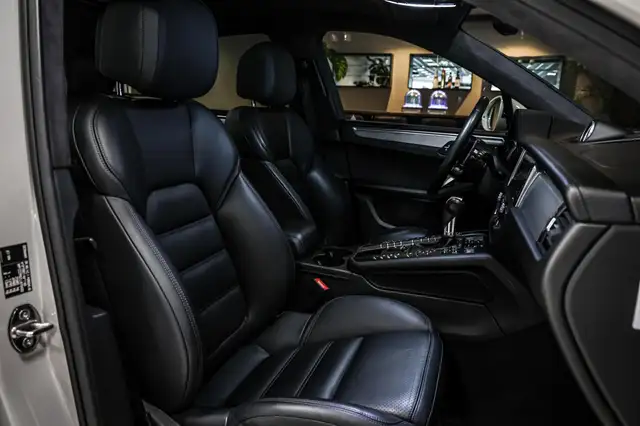 Porsche Macan view 12