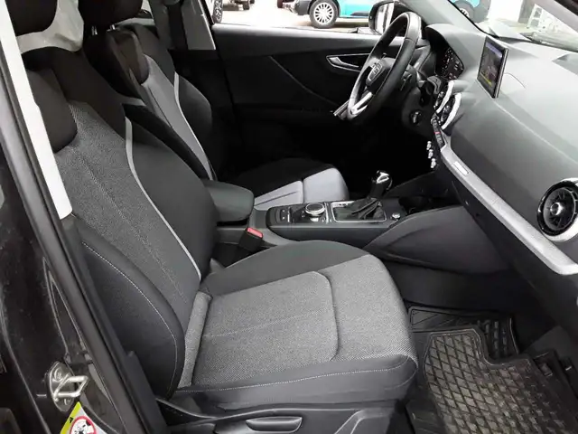 Audi Q2 view 8