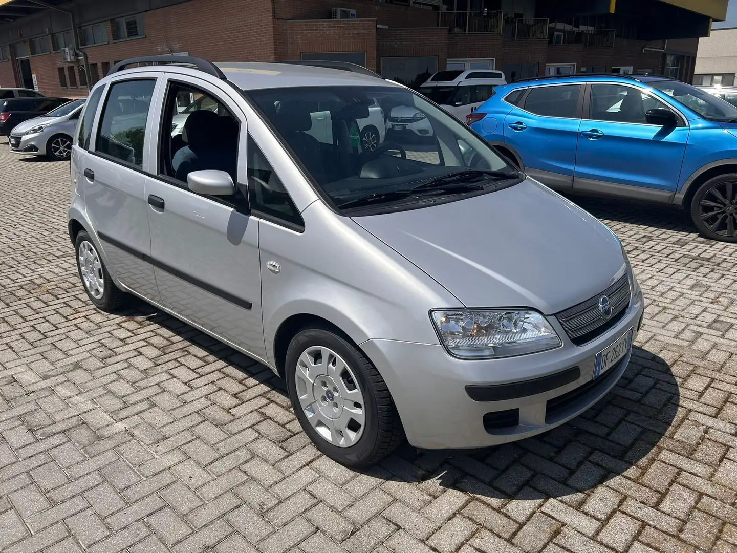 Fiat Idea Idea 1.2 16v Plateado - 1