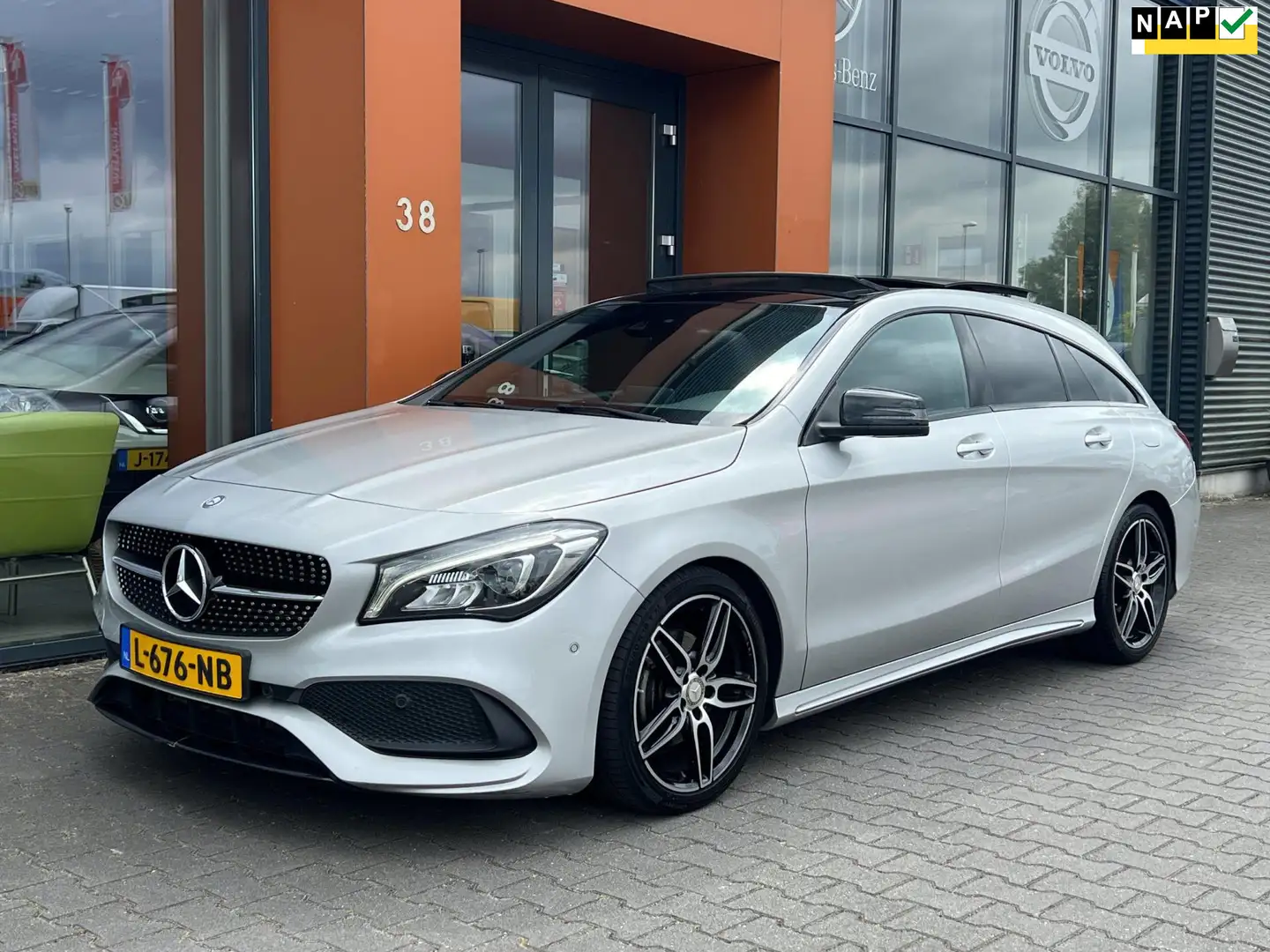 Mercedes-Benz CLA 180 Shooting Brake 180AMG automaat+Pano Grijs - 1