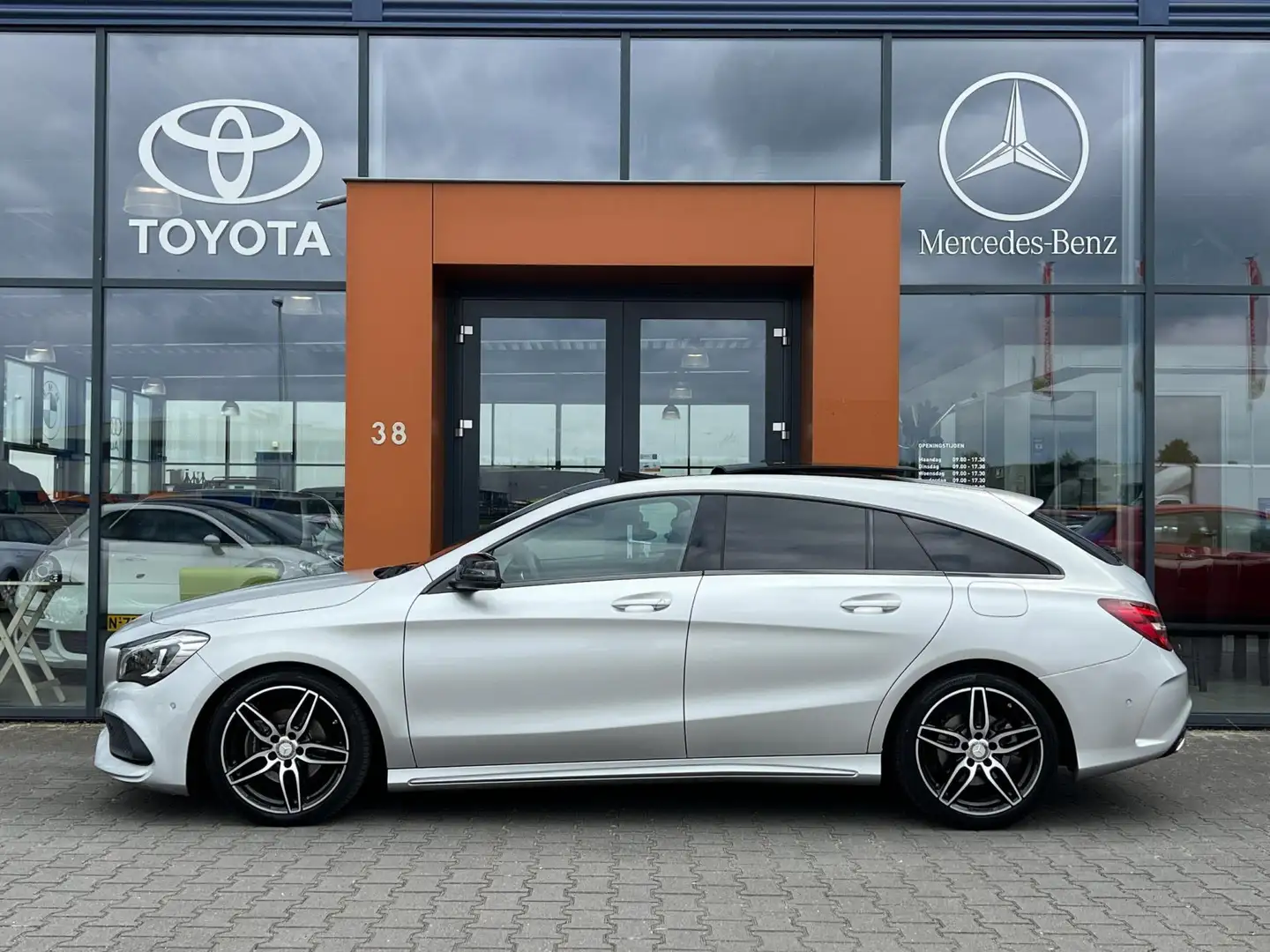 Mercedes-Benz CLA 180 Shooting Brake 180AMG automaat+Pano Grijs - 2