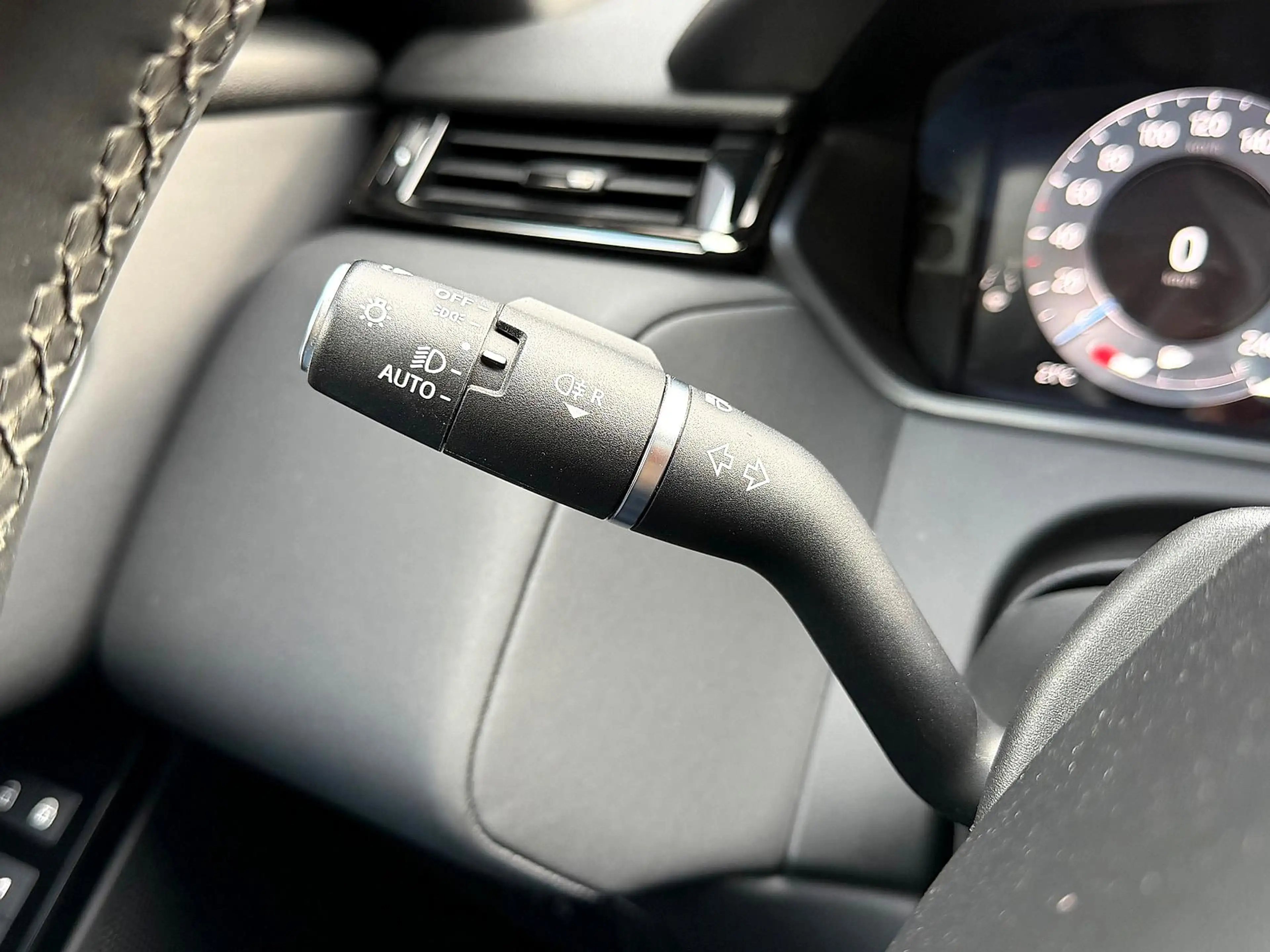 Land Rover Range Rover Velar 2.0 P400e AWD Dynamic HSE PHEV — photo 15