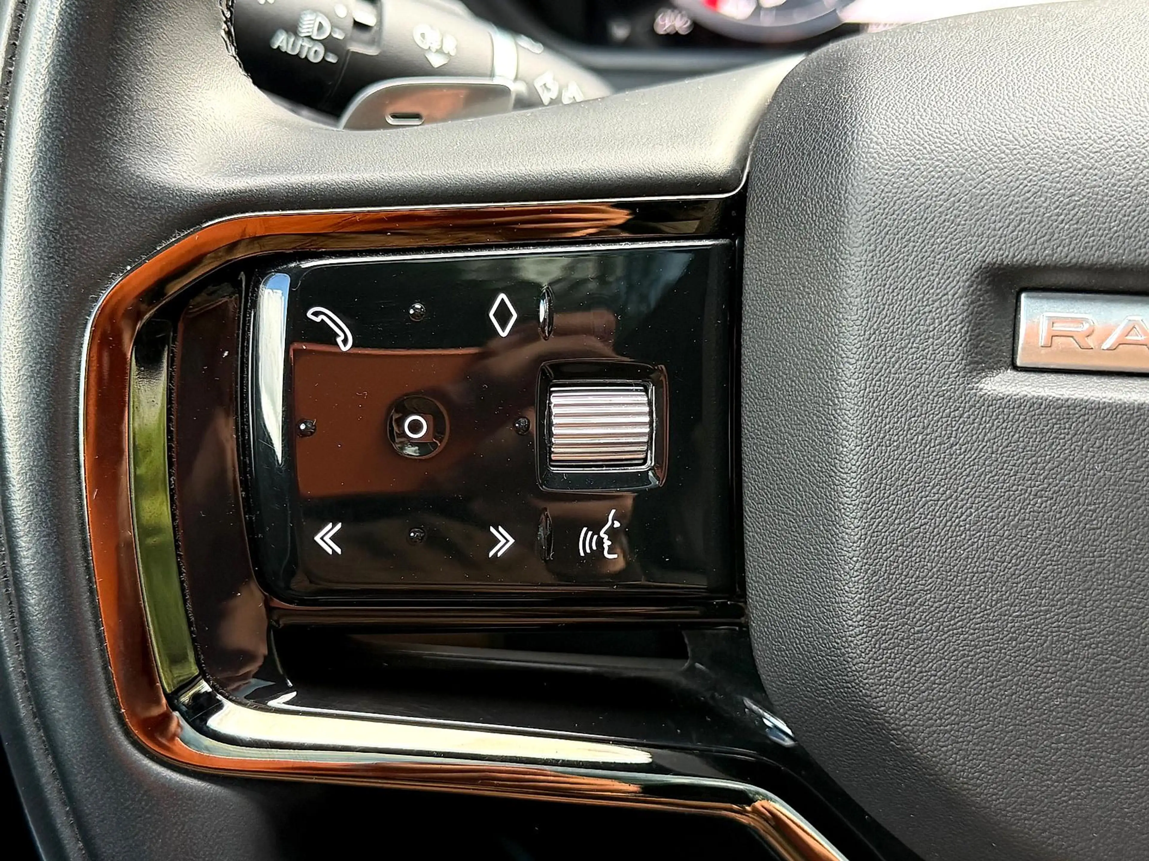 Land Rover Range Rover Velar 2.0 P400e AWD Dynamic HSE PHEV — photo 12