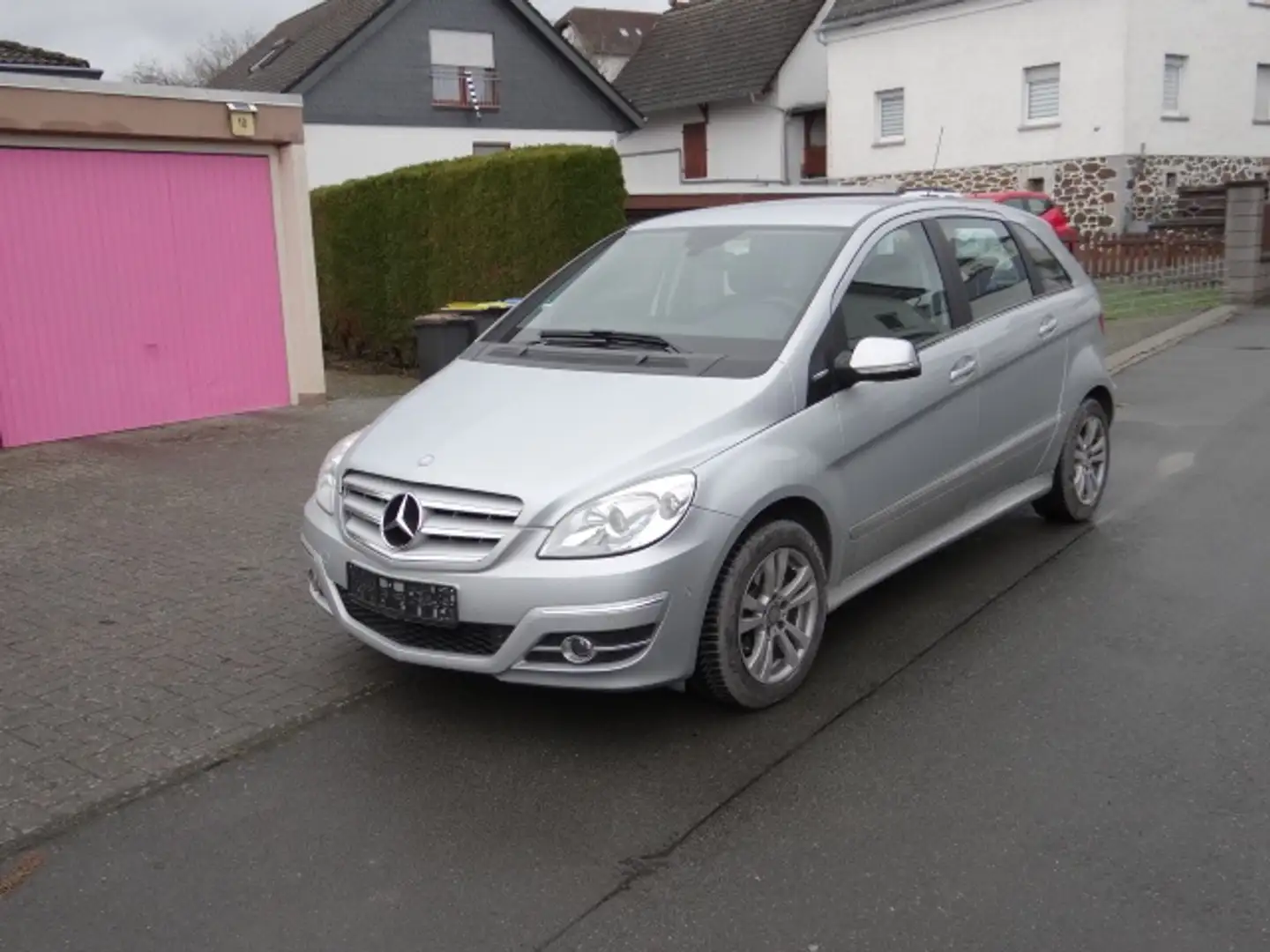 Mercedes-Benz B 180 Klima, PDC, SHZ, Tempomat, Alu, FB/ZV, AHK. Silber - 1