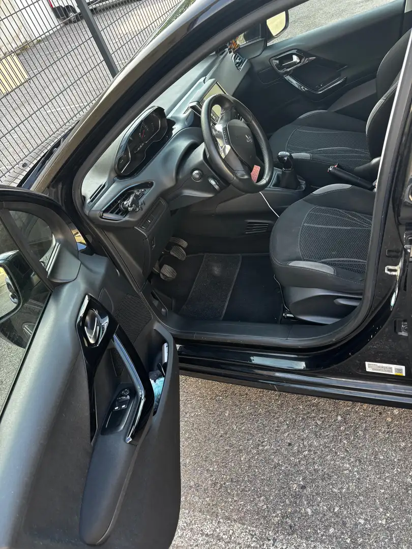 Peugeot 208 208 Allure 1,2 VTi 82 Allure Schwarz - 2