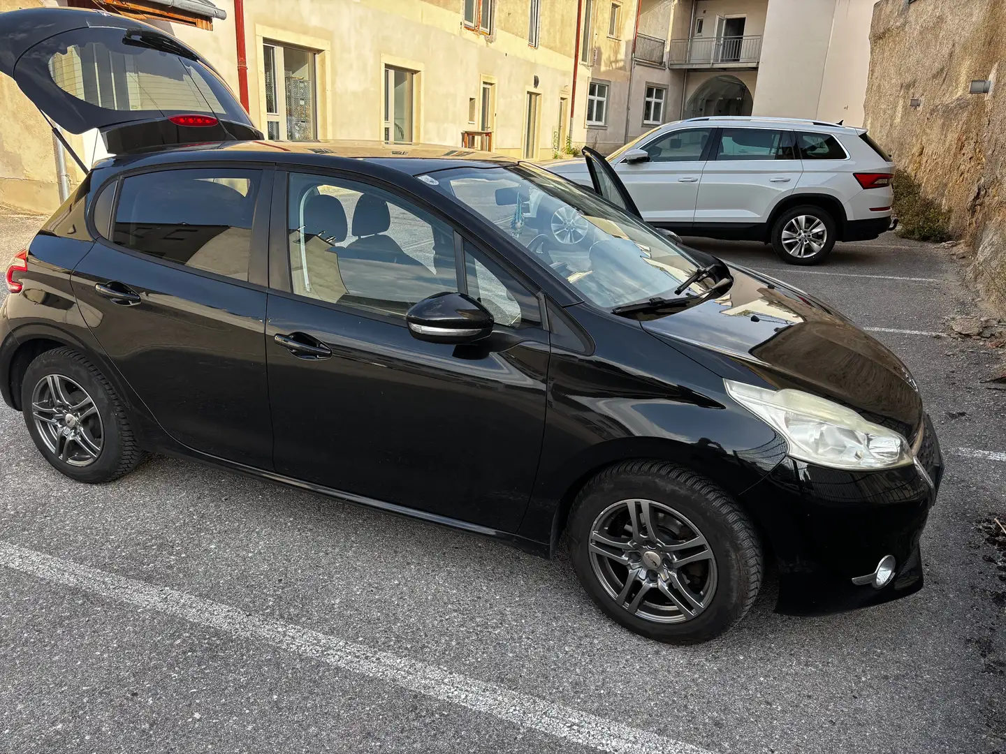 Peugeot 208 208 Allure 1,2 VTi 82 Allure Schwarz - 1