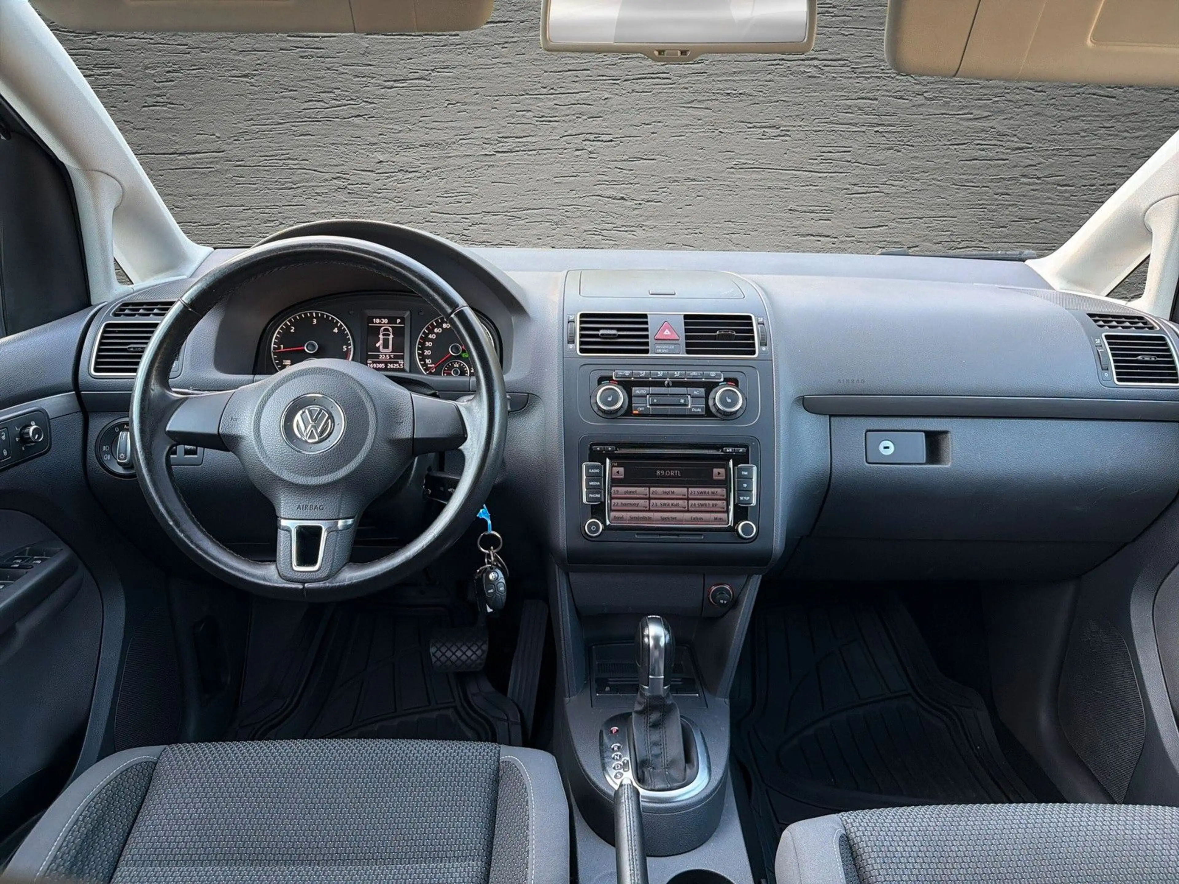 Volkswagen Touran 1.6 TDI DSG/Standheizung/BI-XENON/SHZ — photo 12
