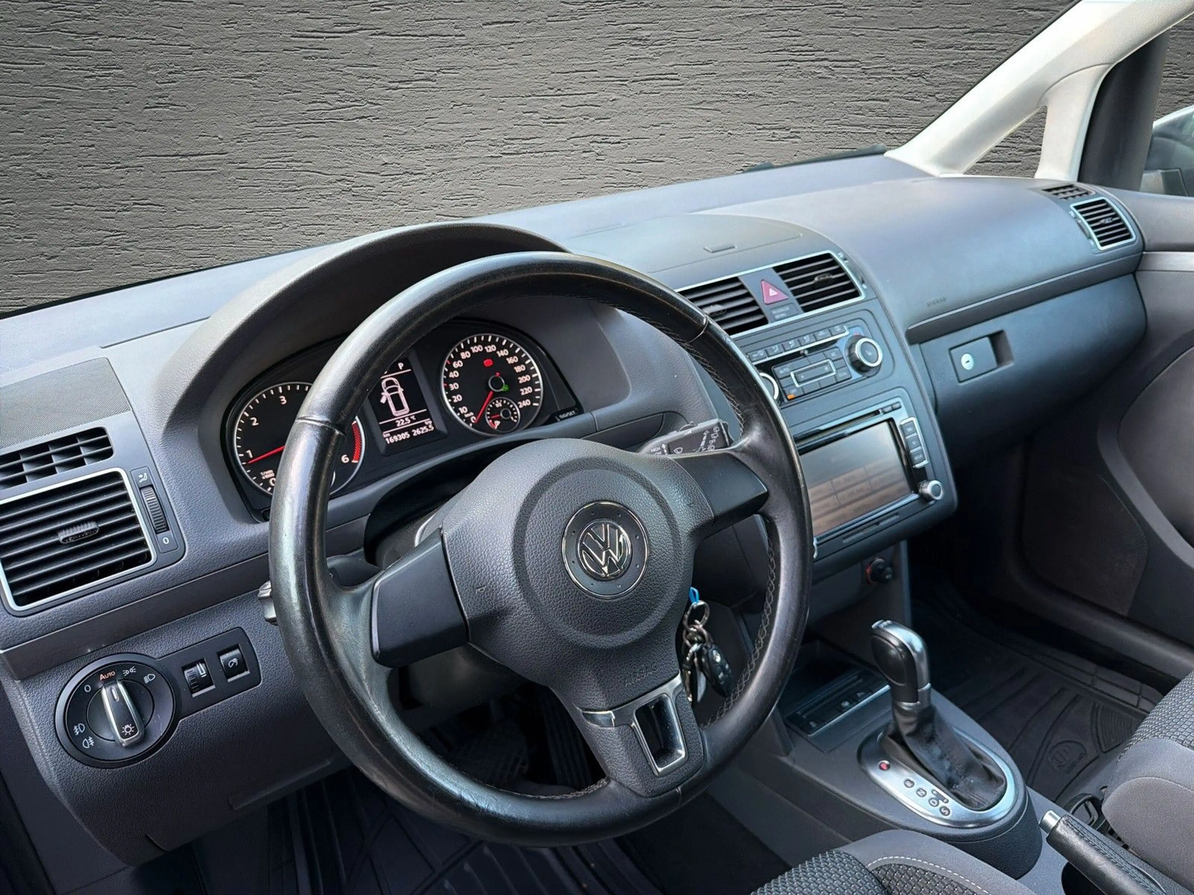Volkswagen Touran 1.6 TDI DSG/Standheizung/BI-XENON/SHZ — photo 11