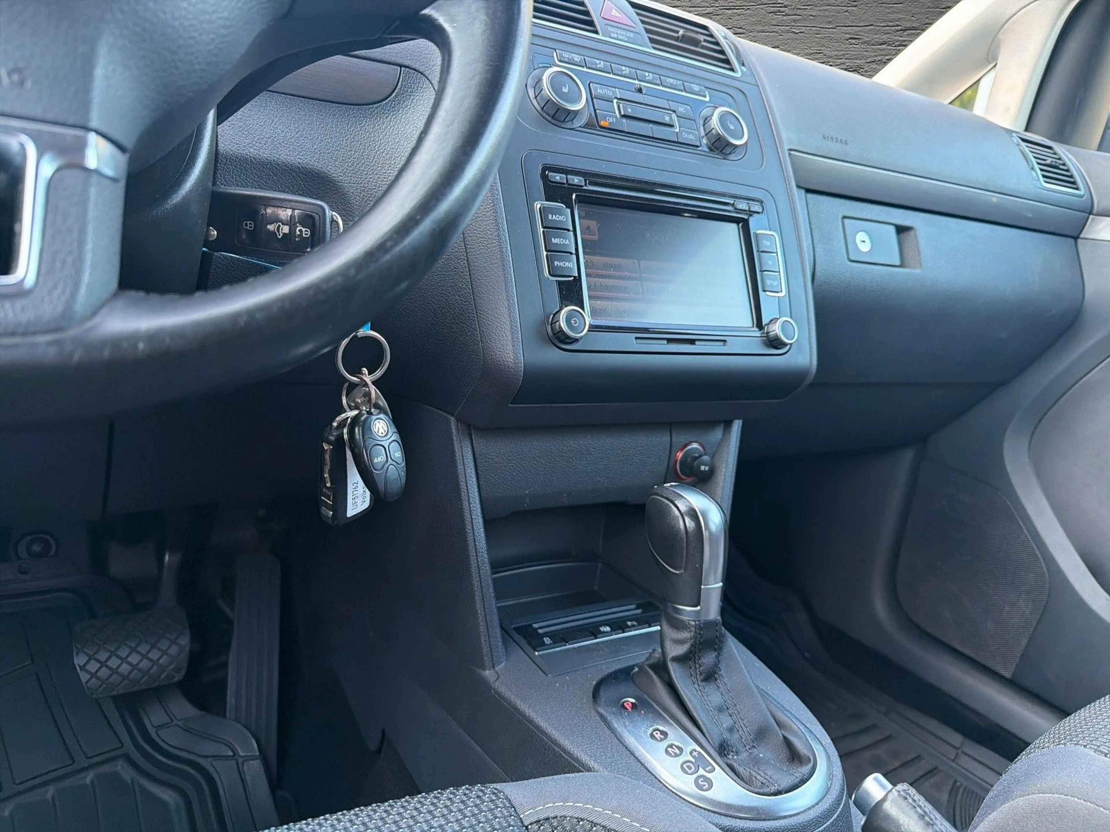 Volkswagen Touran 1.6 TDI DSG/Standheizung/BI-XENON/SHZ — photo 13