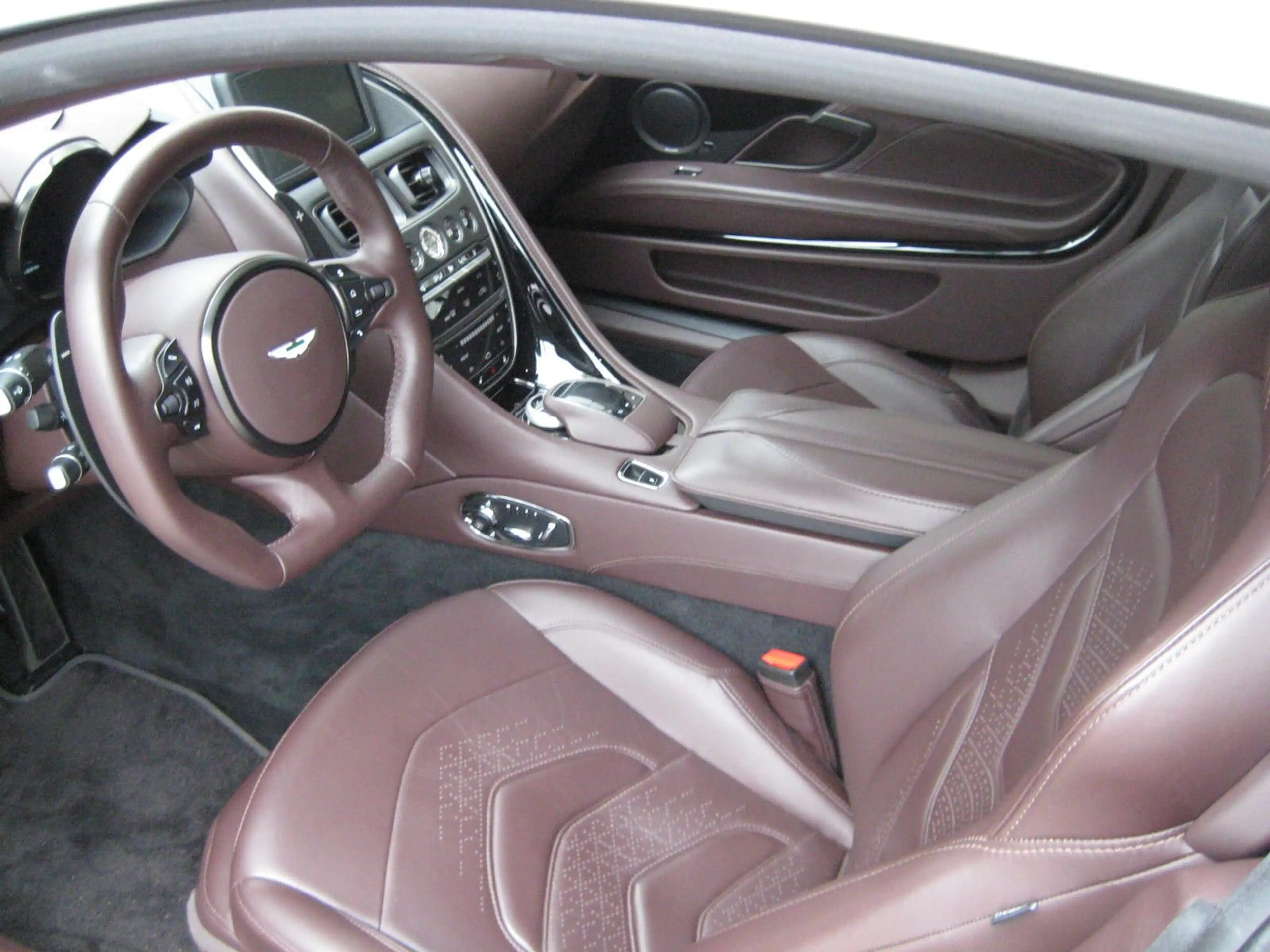 Aston Martin DBS Superleggera 5.2 V12, Carbon, B&O, Ceramic — photo 11