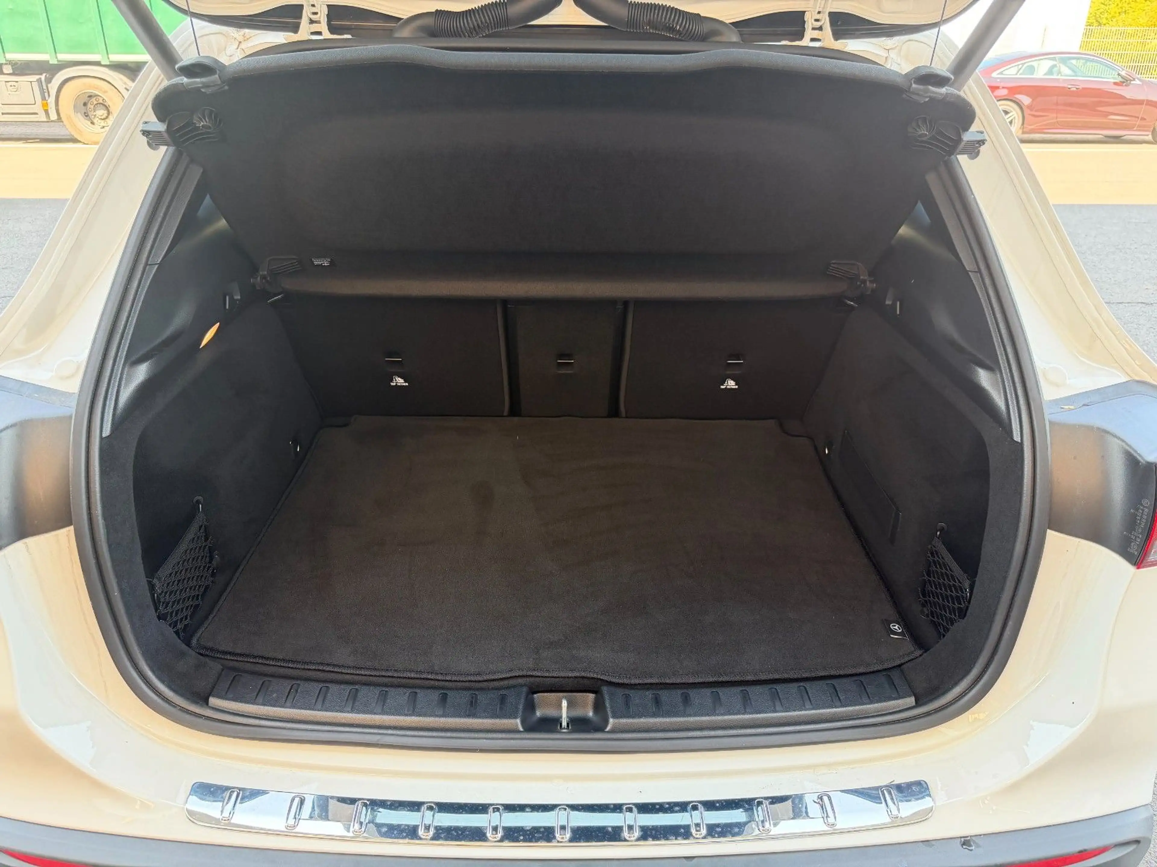Mercedes-Benz EQA 300 4M Progressive+19AMG+RKF+TotW+Ambiente+ — photo 8