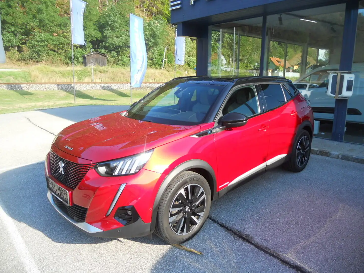 Peugeot e-2008 50kWh GT Rot - 1