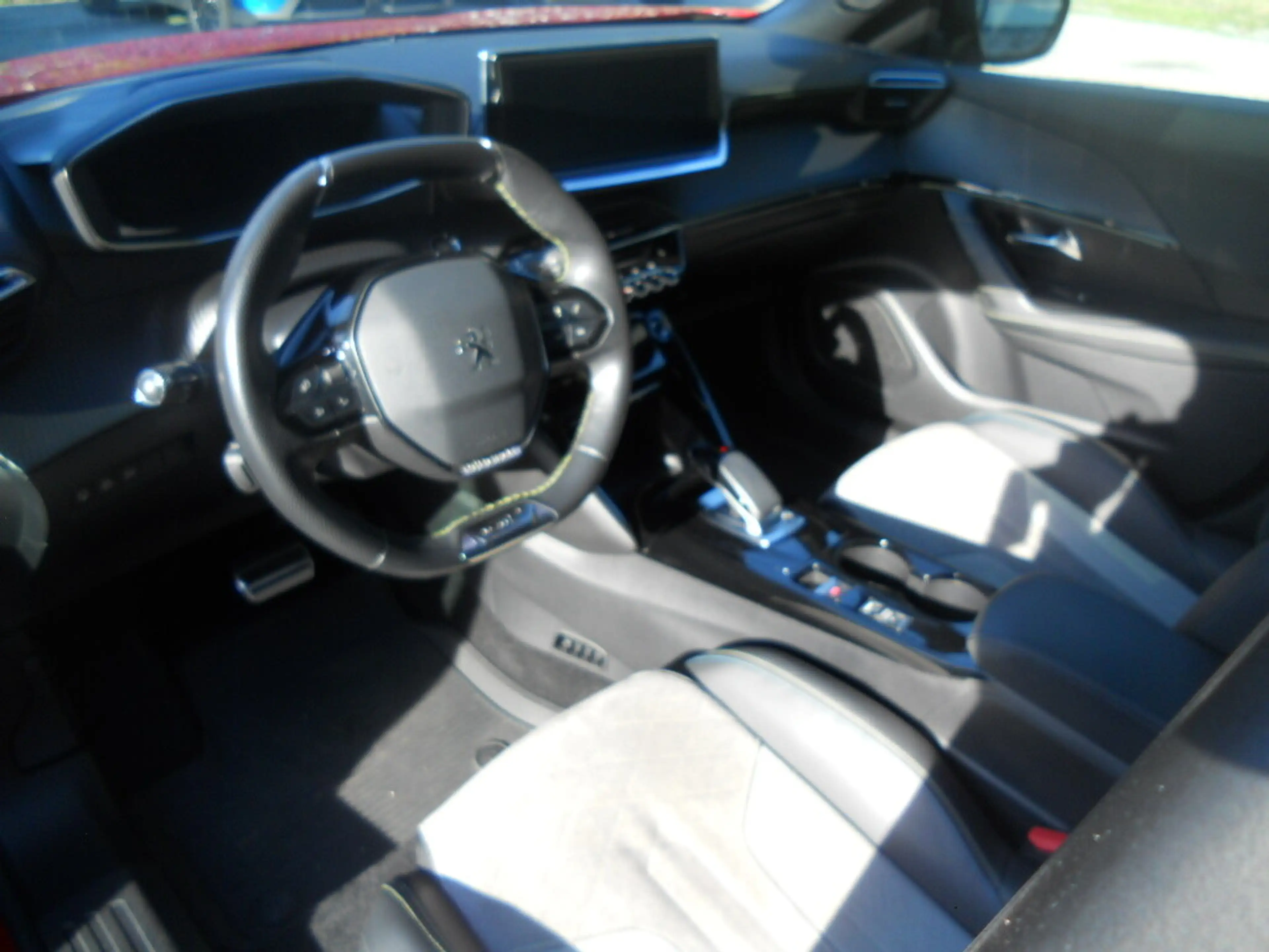 Peugeot e-2008 50kWh GT — photo 5