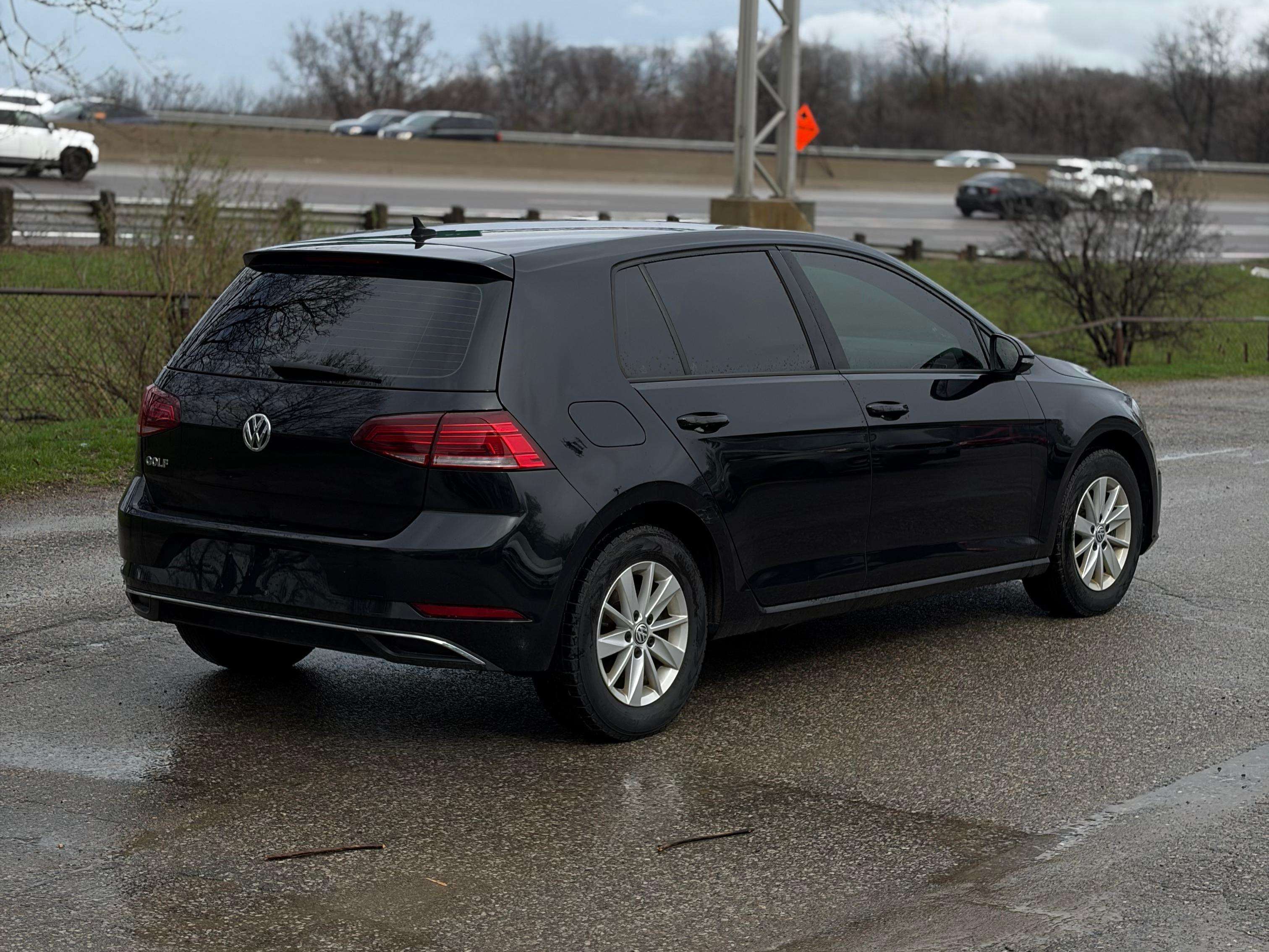 2019 Volkswagen Golf SE alt 2