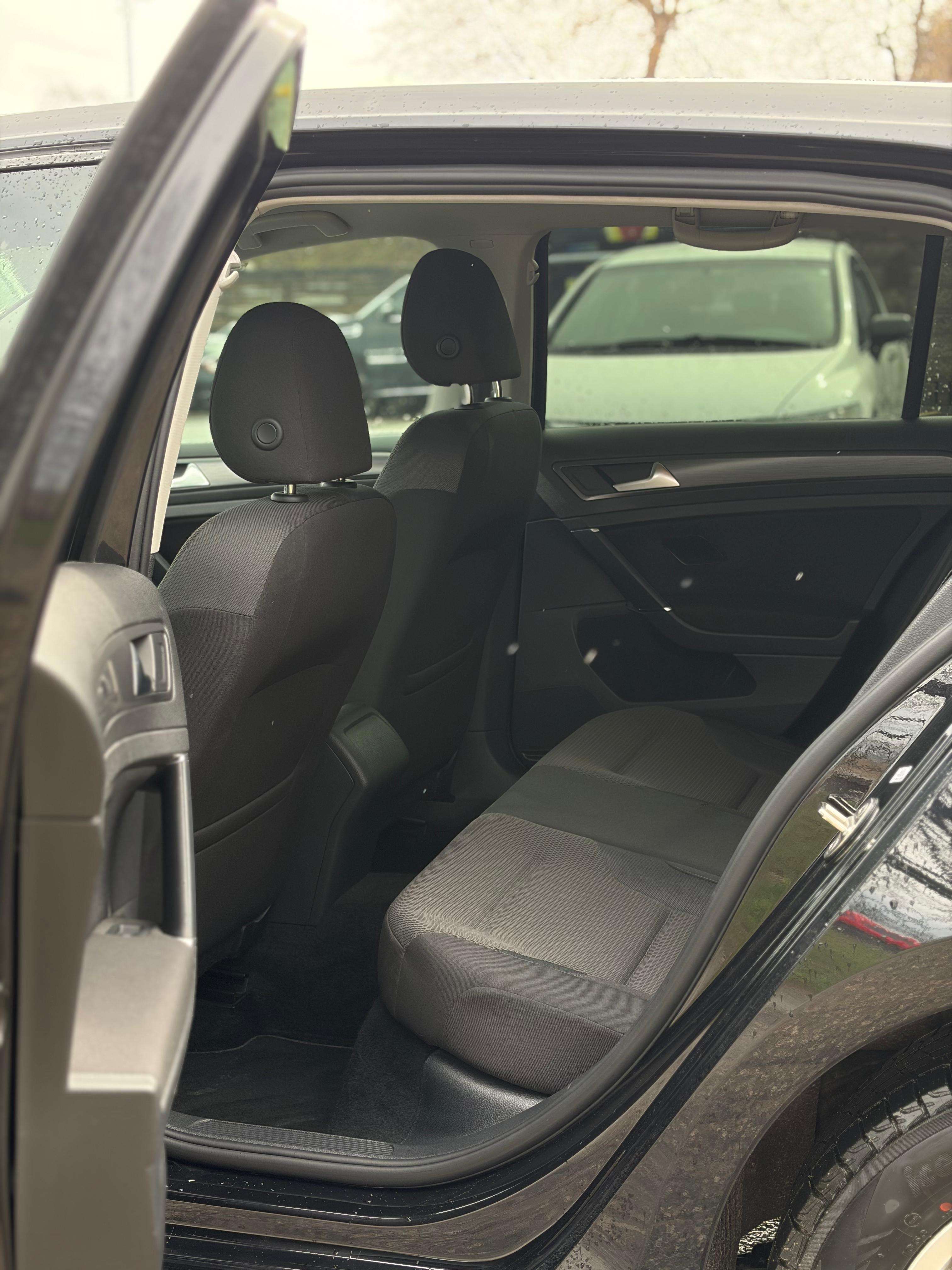 2019 Volkswagen Golf SE thumb 8